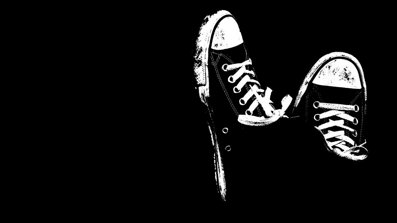 Download wallpaper 1366x768 shoes, шнурки, black tablet