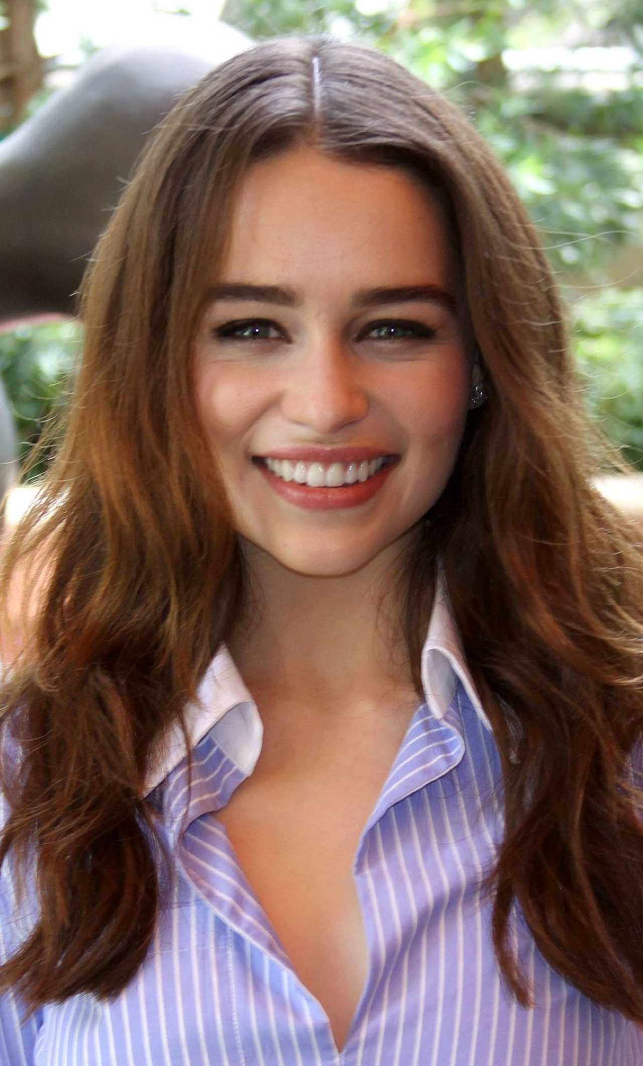 Emilia Clarke Cute Smile iPhone 6 plus Wallpaper