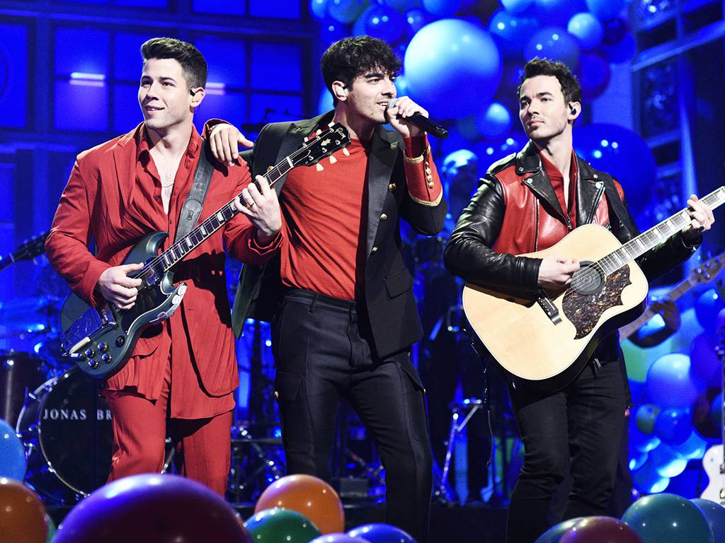 Jonas Brothers extend 'Happiness Begins' tour
