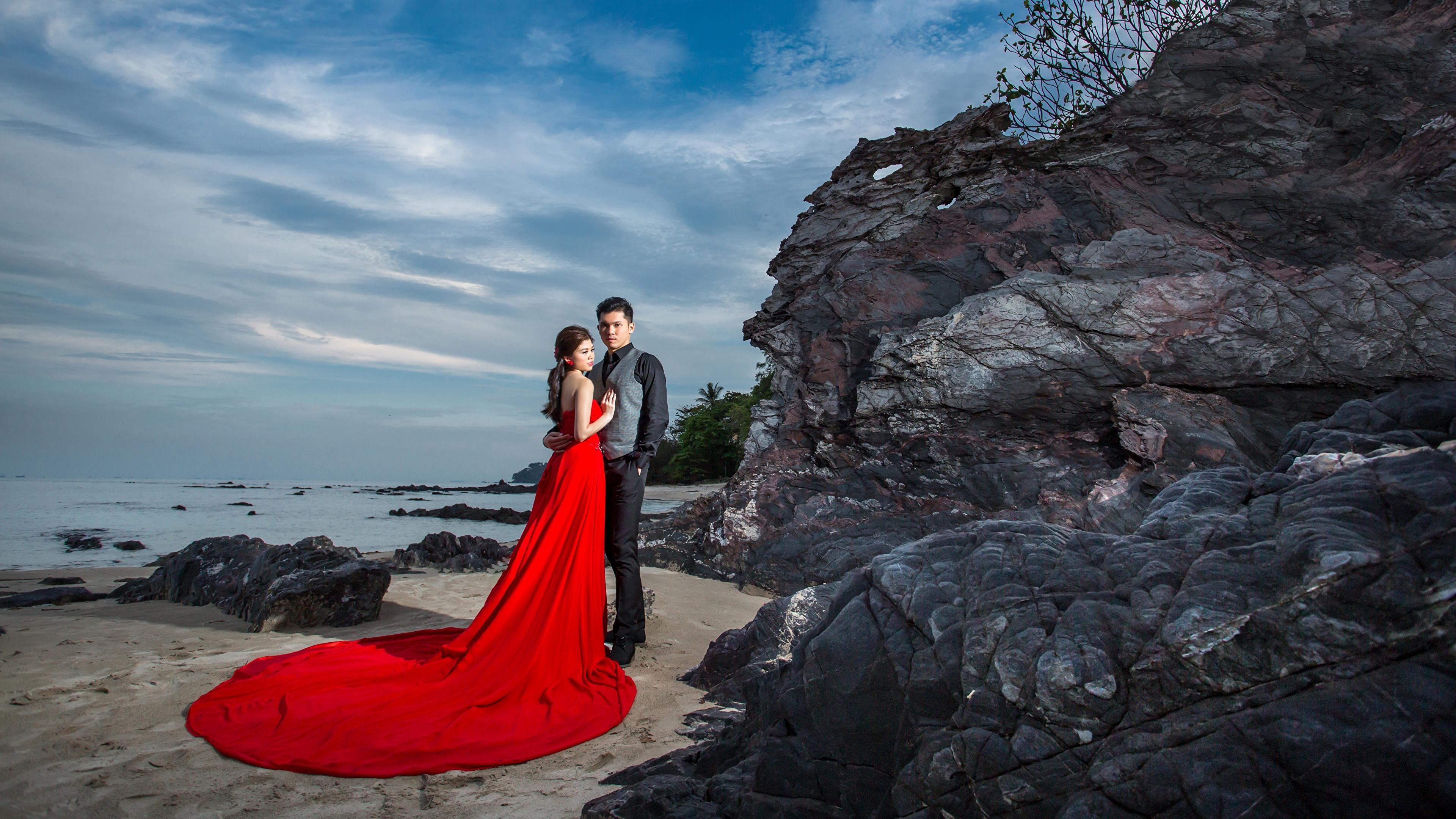 Desktop Wallpaper Man Two Crag Girls hugging Asian frock