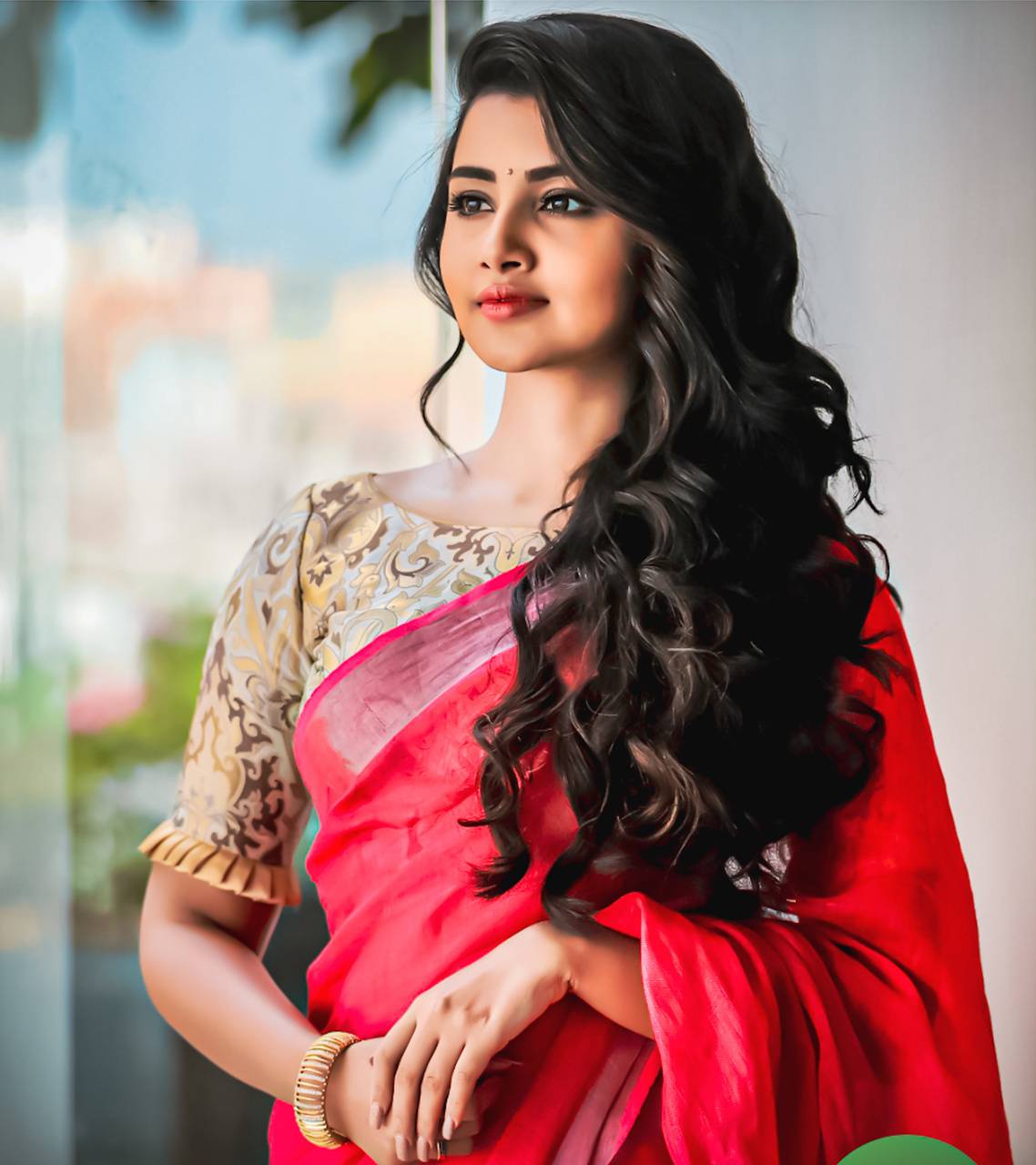 Anupama Parameswaran sends her best wishes for Onam dressed in a white and  gold saree : Bollywood News - Bollywood Hungama