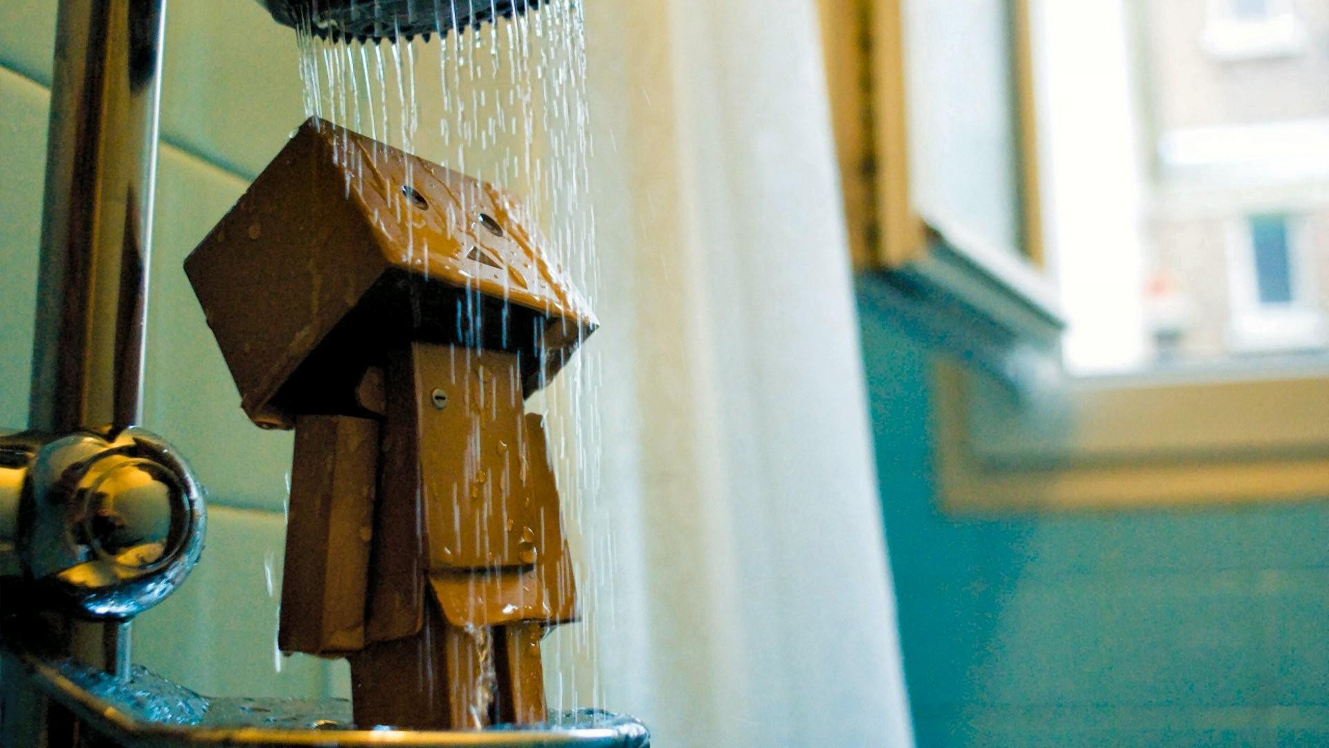 Download 1920x1080 Cardboard man in the shower wallpaper