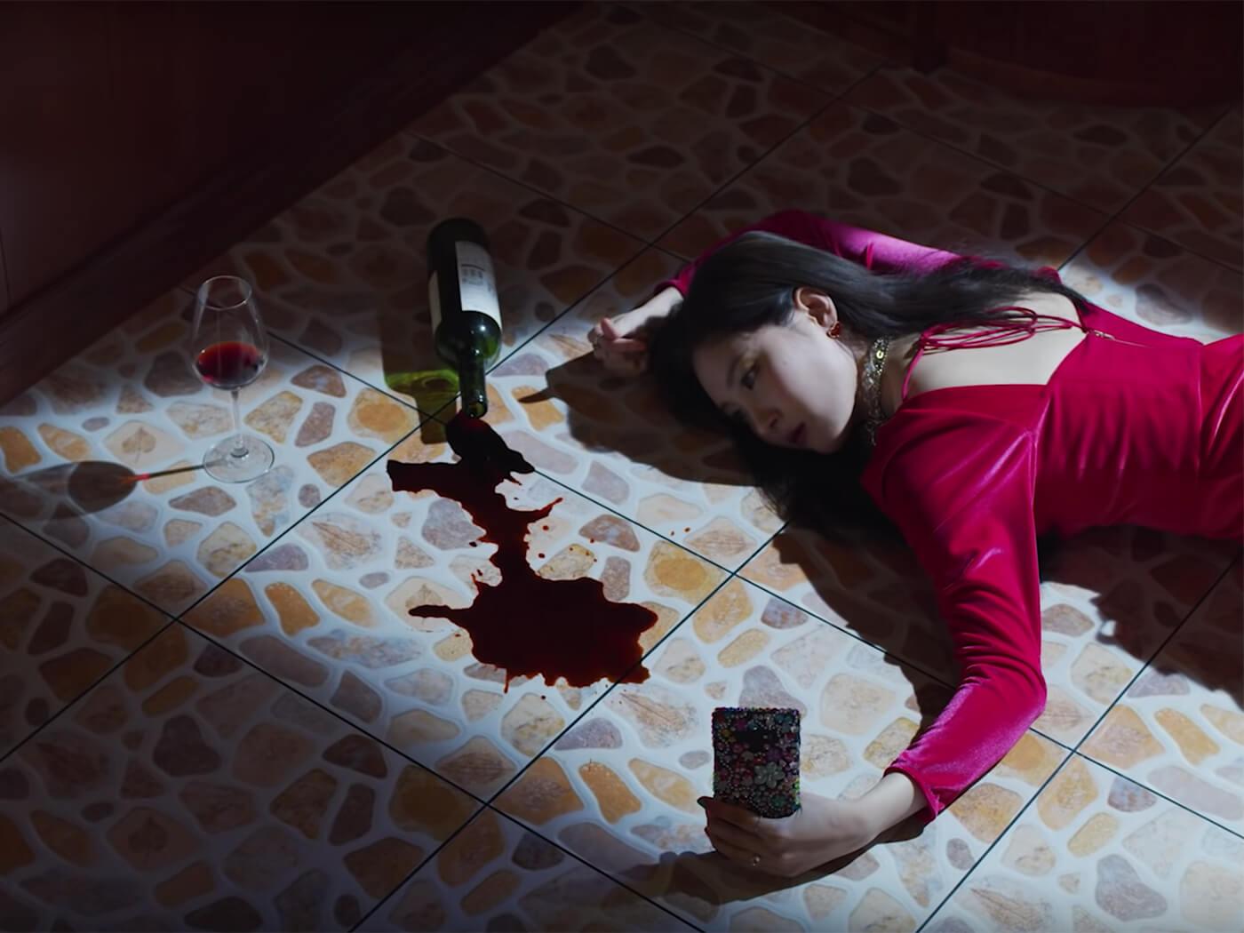 Sunmi satirizes social media in “Noir” MV