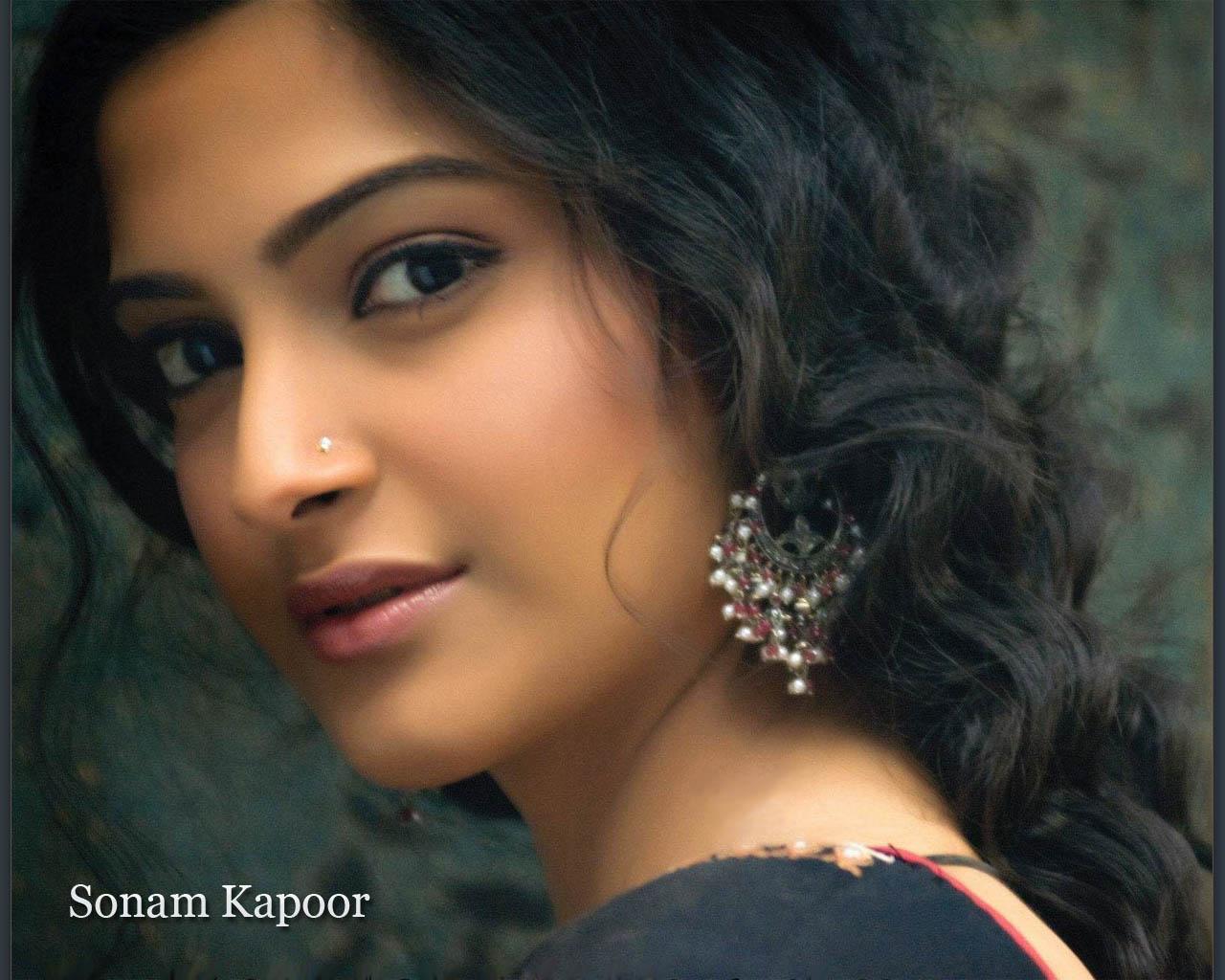 Sonam Kapoor Hot Picture, Photo Gallery & Wallpaper: Sonam