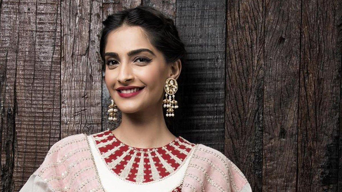 Sonam Kapoor Hot And Dazzling Image And Wallpaper HD