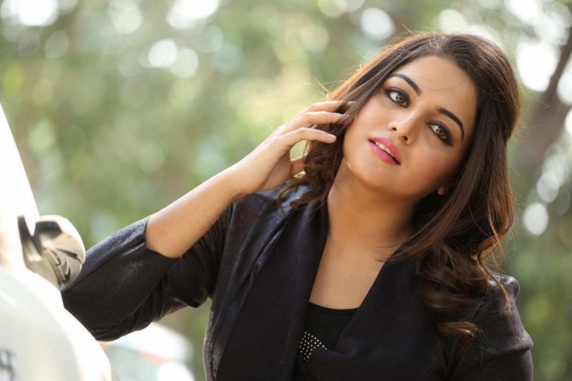 Wamiqa Gabbi Indian Actress Wallpaper 29429