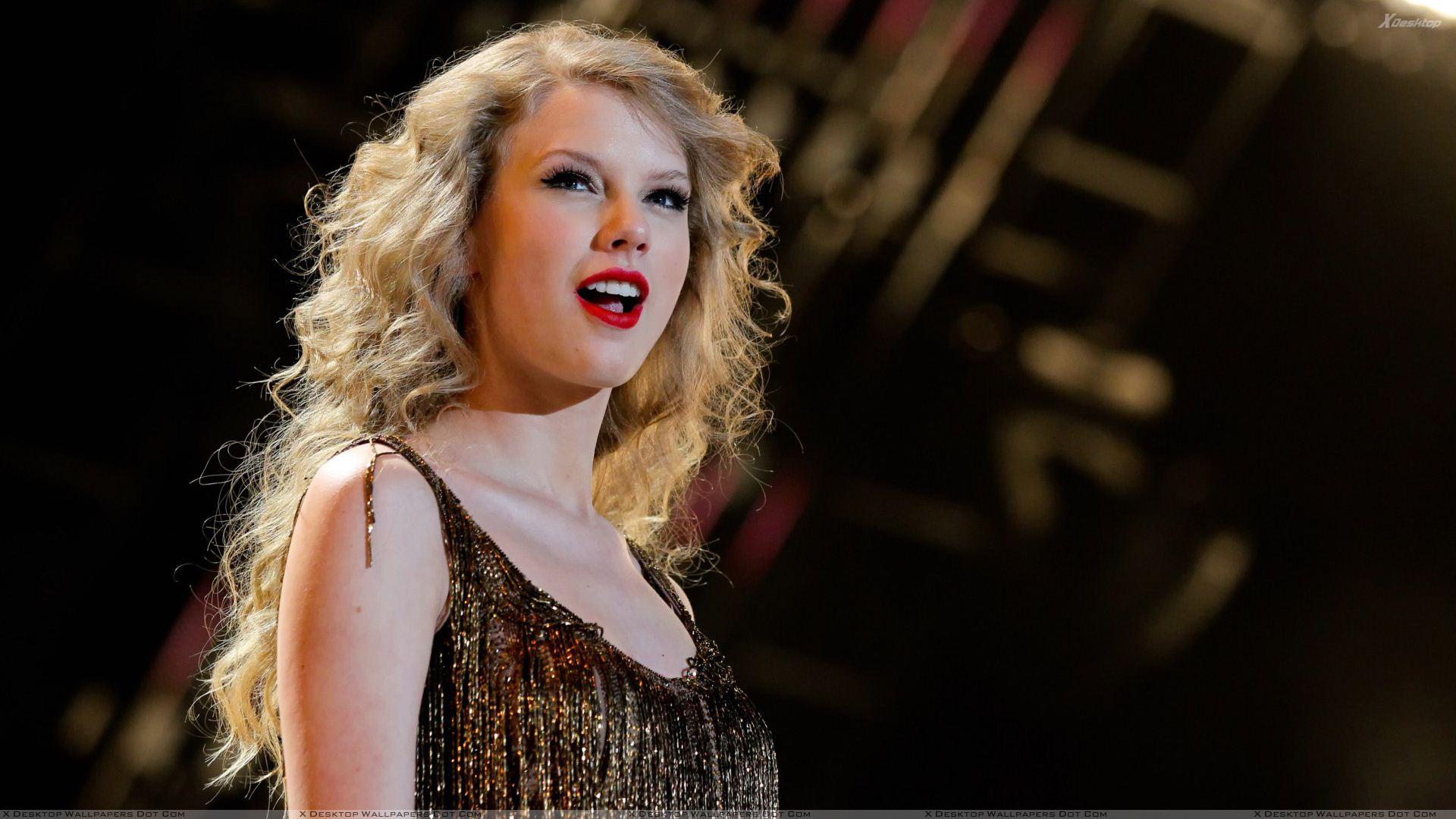Taylor Swift Red Lips N Open Mouth Photohoot At Stage Wallpaper