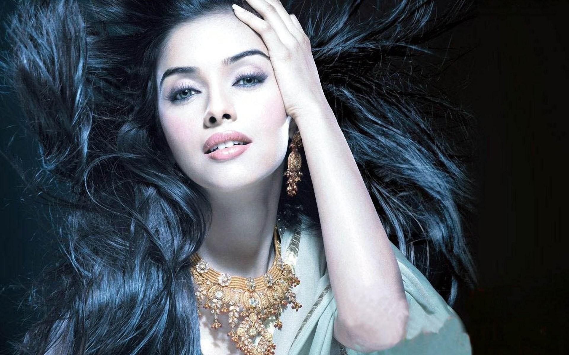 Asin Thottumkal with Golden Neckless