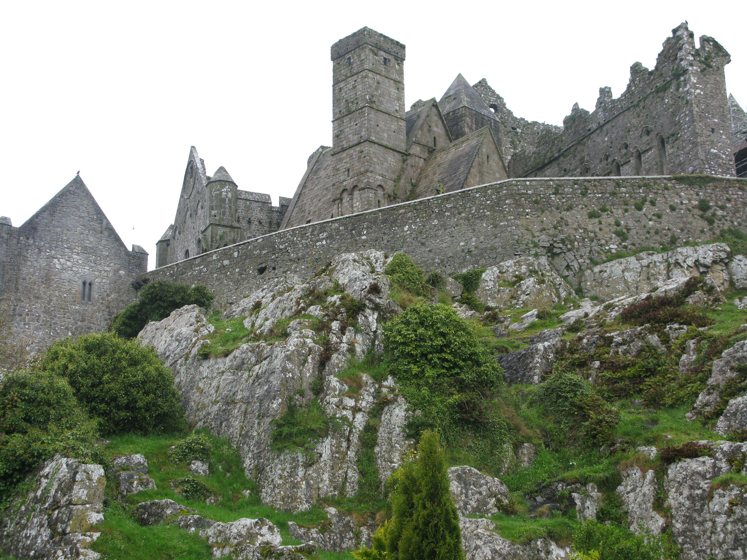 Древняя крепость. Castle Rock Ирландия. Крепость Трутцельц. Замок Монсальват. Касл рок замок.