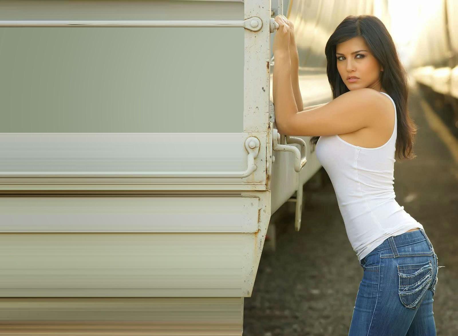 Sunny Leone hd desktop backgrounds image.