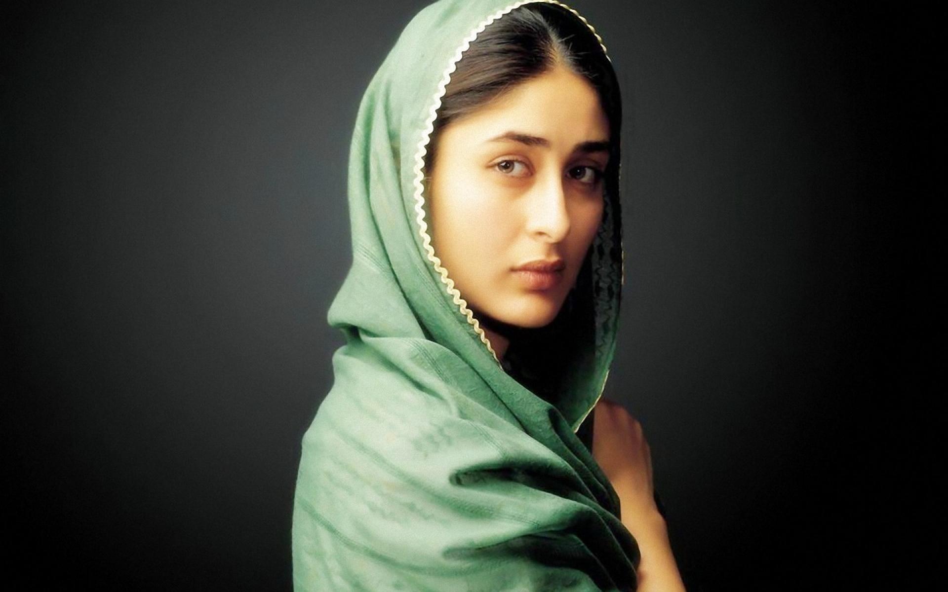 Download 1920x1200 Actress Kareena Kapoor Image wallpaper