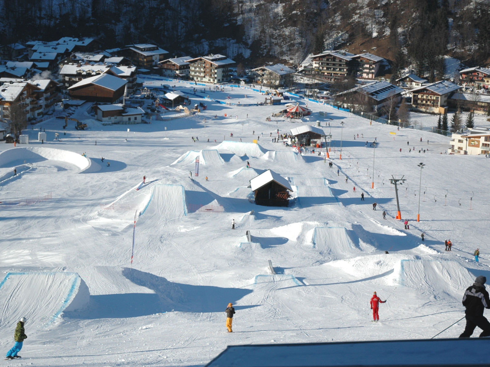 Downhill skiing in the ski resort Saalbach Hinterglemm