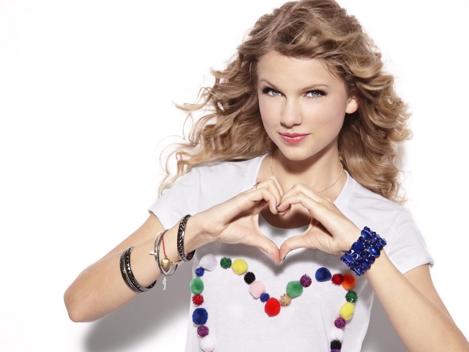 Taylor Swift Wallpaper HD Swift Heart Hands