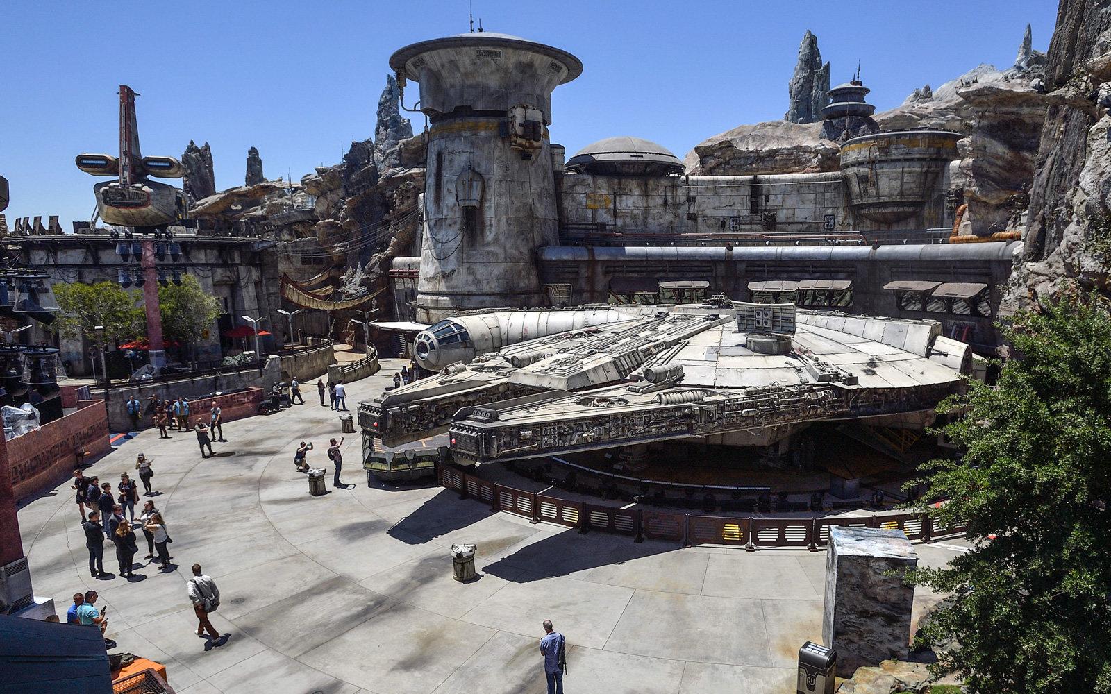 Disneyland's New 'Star Wars' Donuts and Cupcakes Look Out