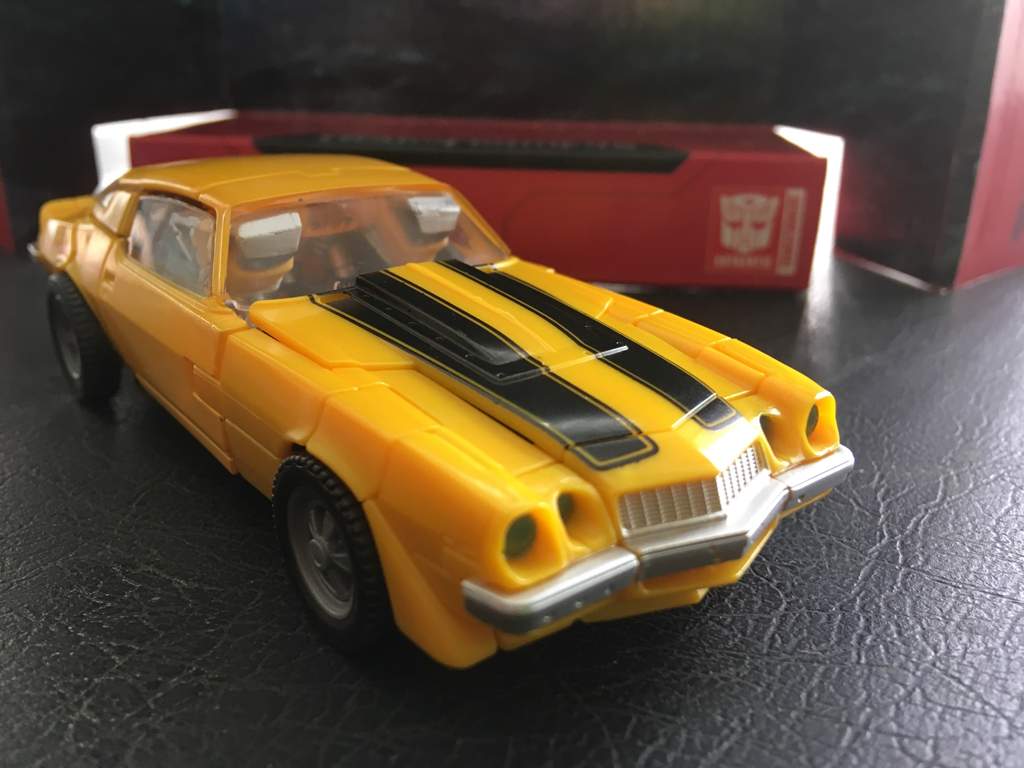 Bumblebee vs barricade ( stopmotion ) and studio series