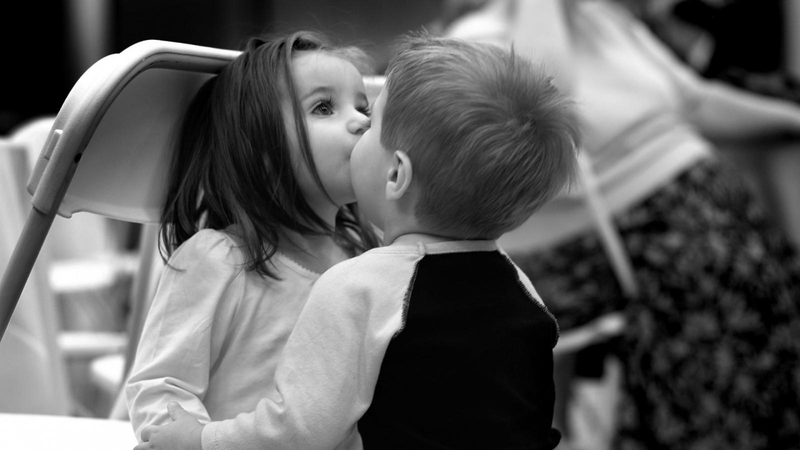 Cute Children Boy Kissing Girl Desktop Wallpaper