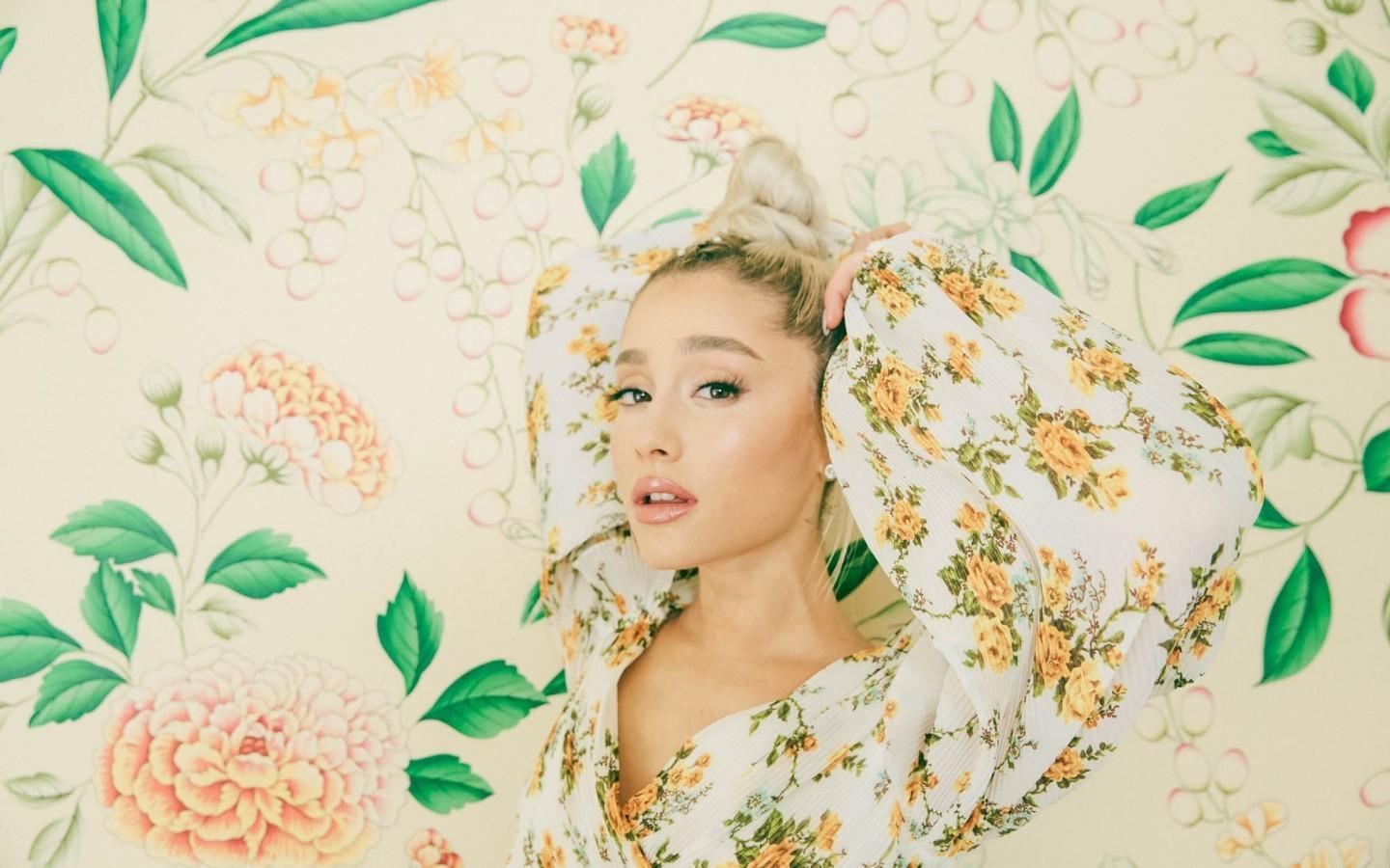 Download 1440x900 Ariana Grande, Singer, Flowers, Celebrity