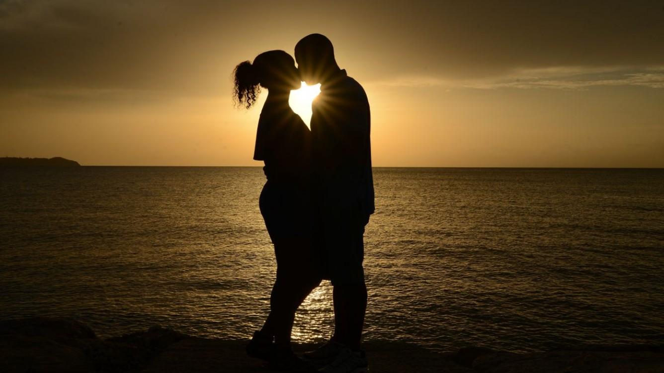 boy and girl romantic kiss sunset HD wallpaper