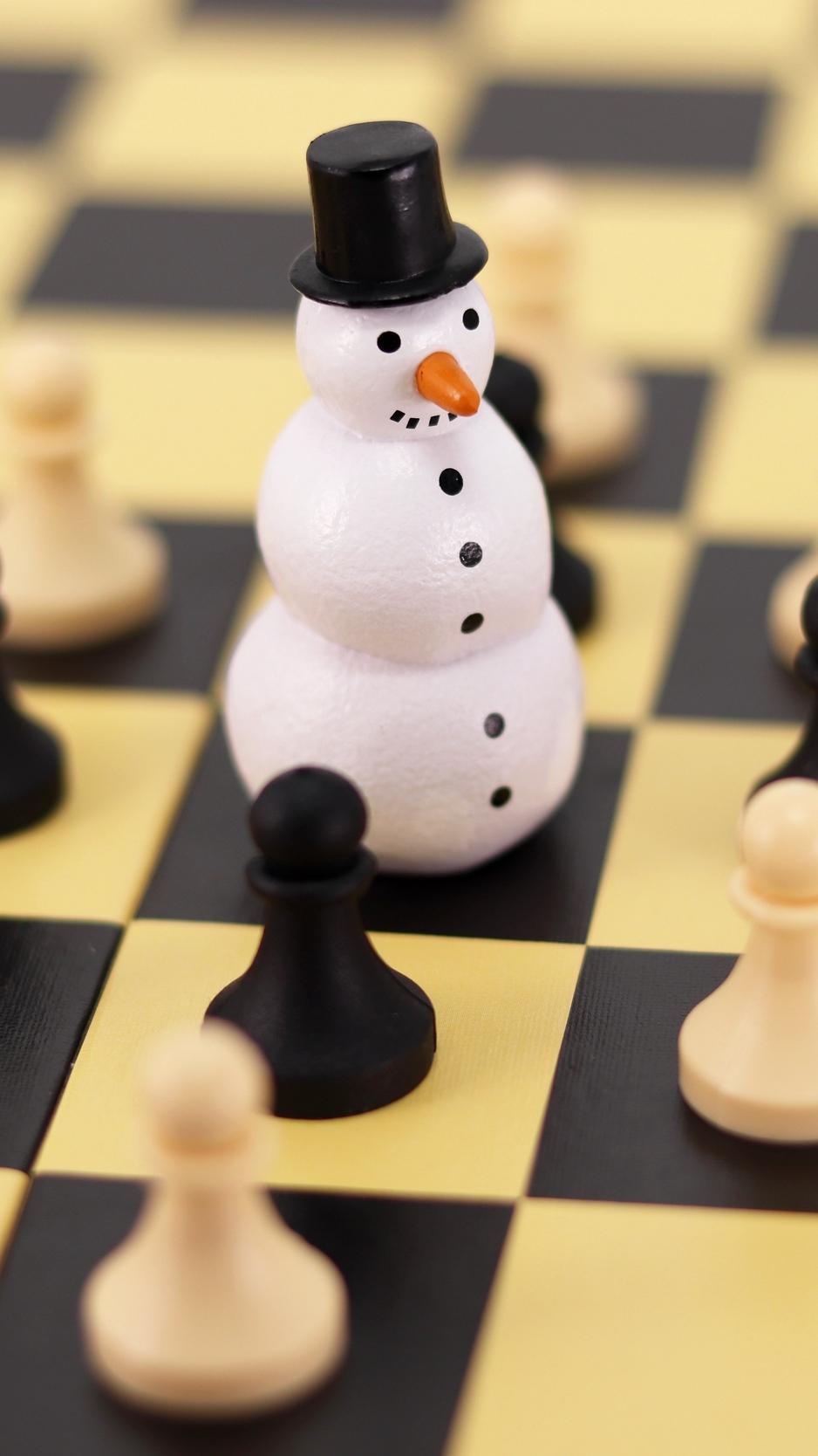 Download wallpaper 938x1668 chess, snowman, figures, pawns