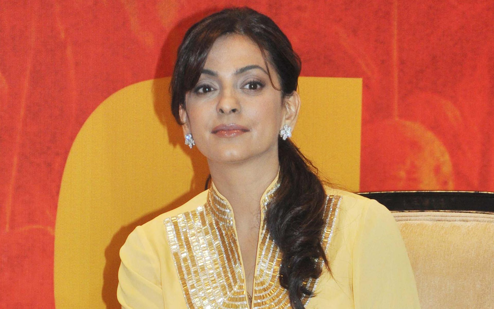 Juhi Chawla Bollywood Actress Wallpaper And Background