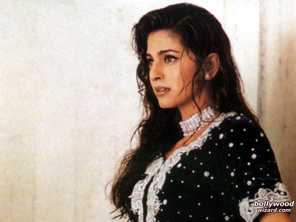 BollywoodWizard.com, Wallpaper / Picture of Juhi Chawla