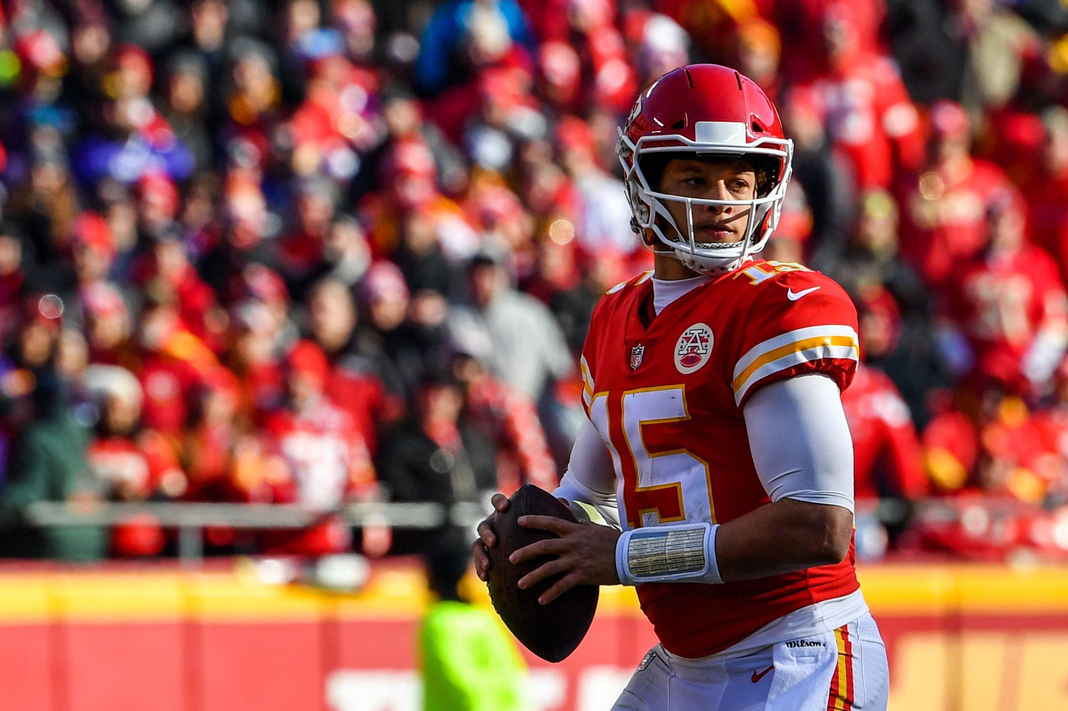 Video: Patrick Mahomes Throws Incredible No Look Pass