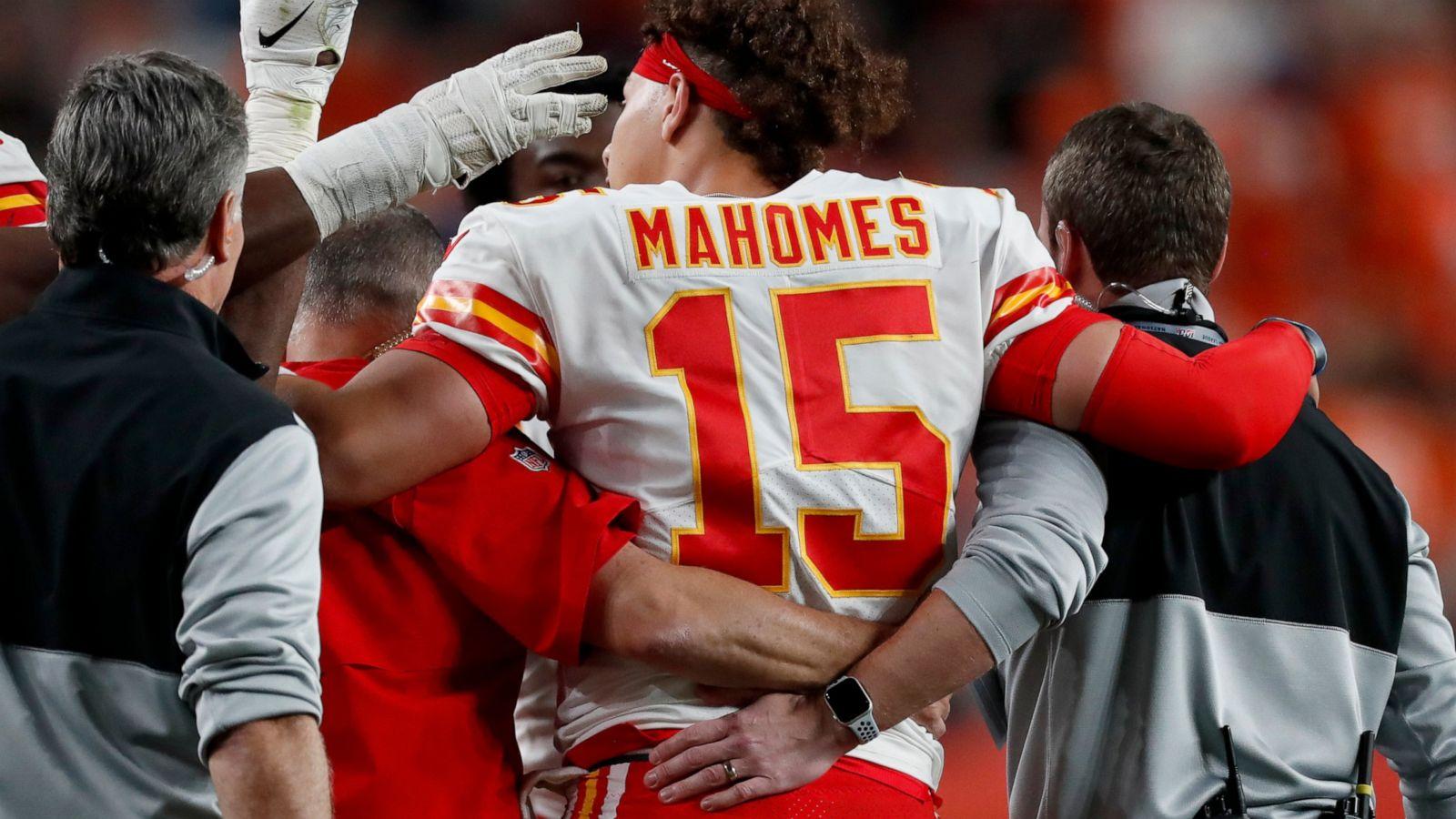 Patrick Mahomes hurts knee in Chiefs' win over Broncos