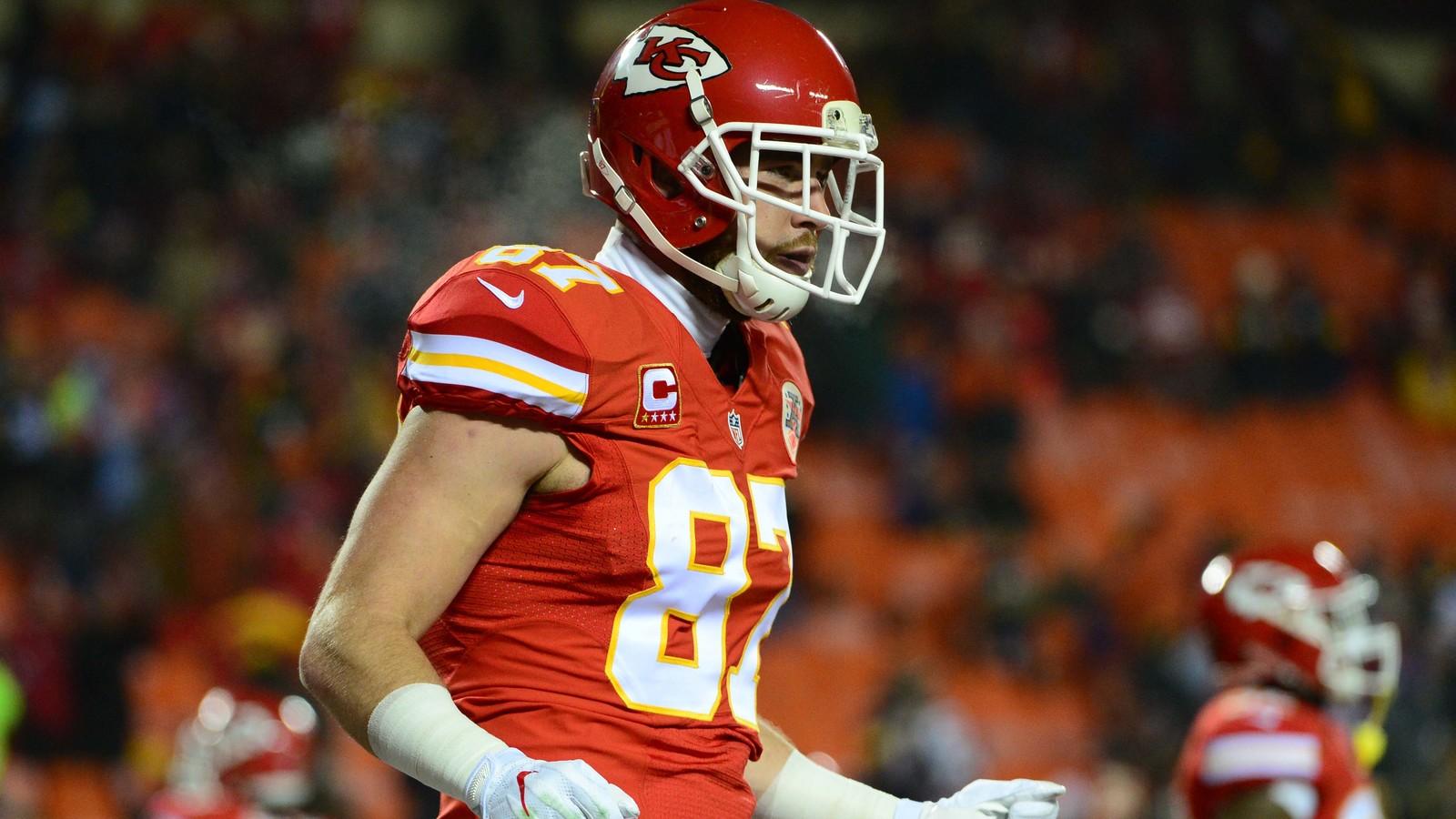 Chiefs line up Travis Kelce as quarterback in wildcat