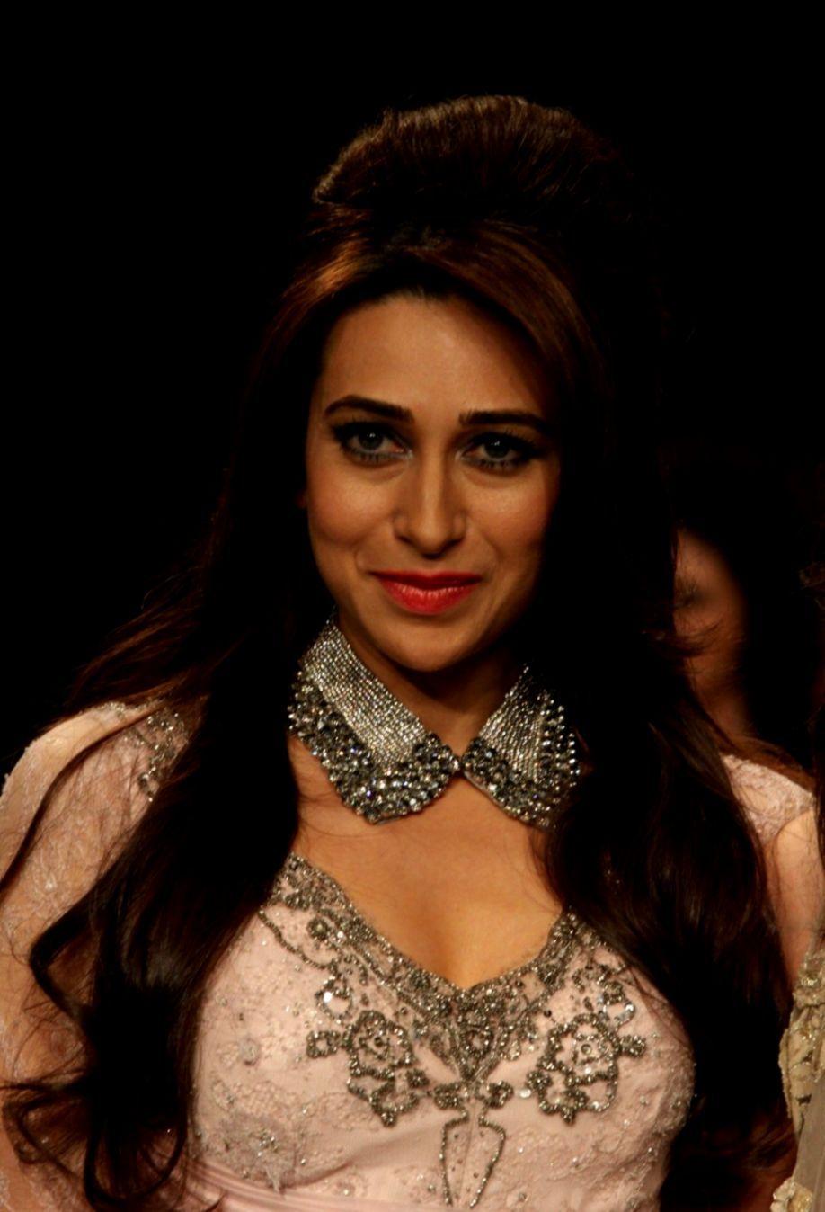 Desktop Wallpapers » Karishma Kapoor Backgrounds » Karishma Kapoor »  www.desktopdress.com