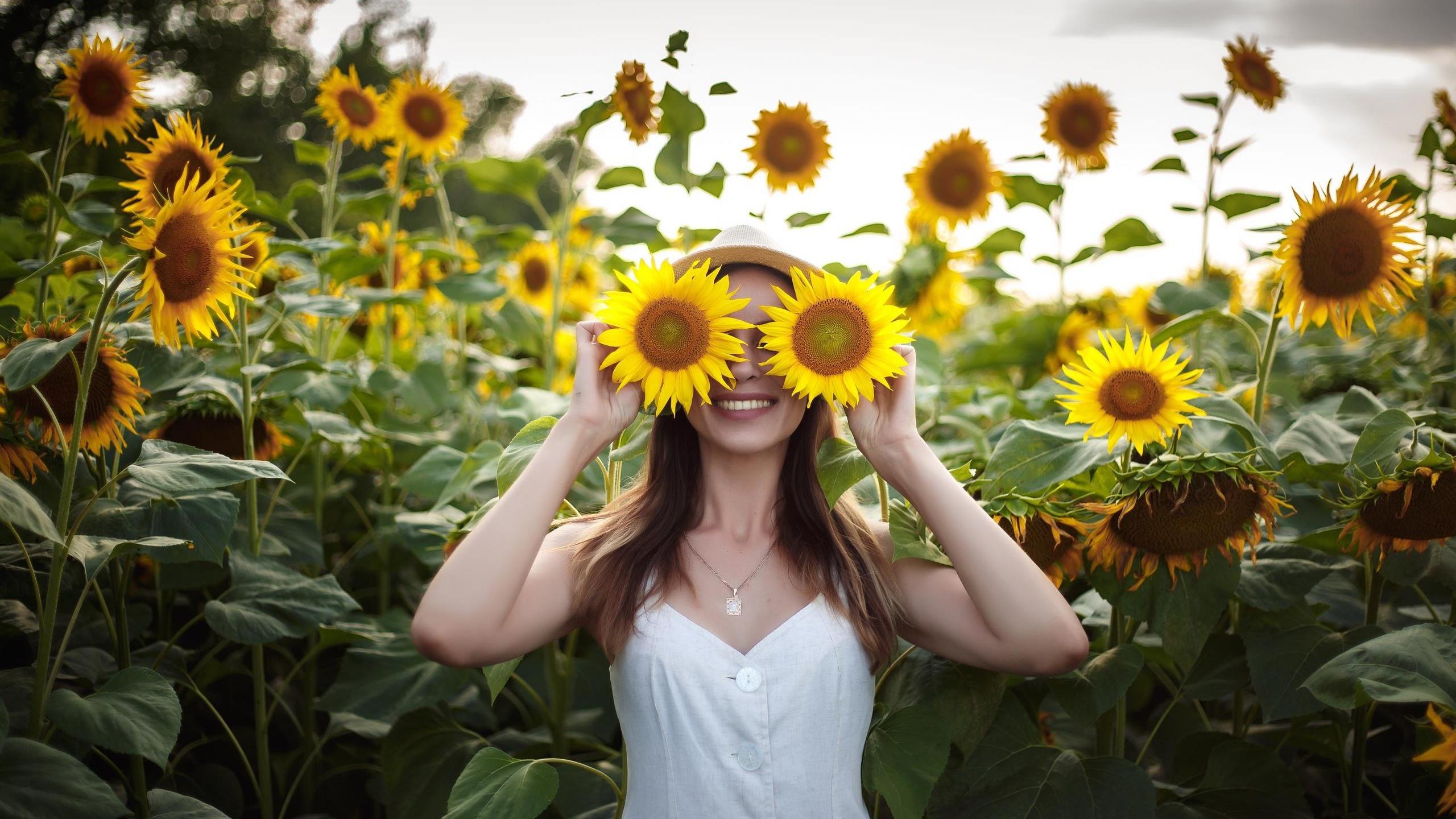 Wallpaper Happy girl, smile, sunflowers, like a glasses 2560x1600