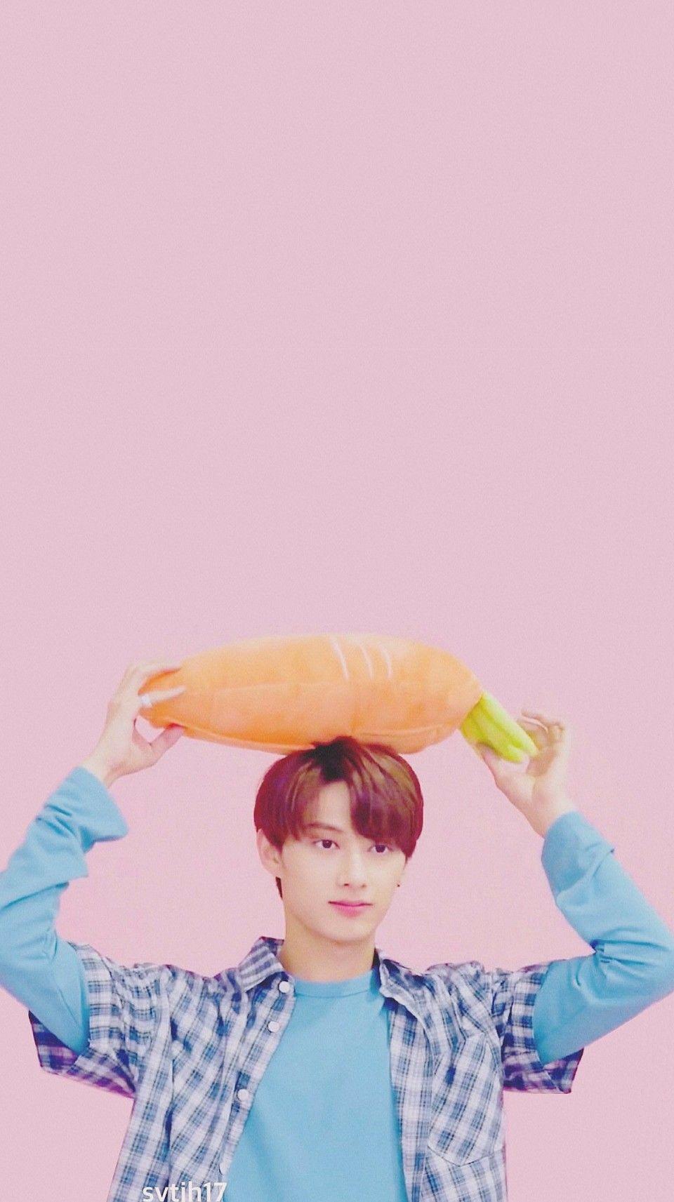 Carrot Jun with a carrot. Seventeen wallpaper, Seventeen