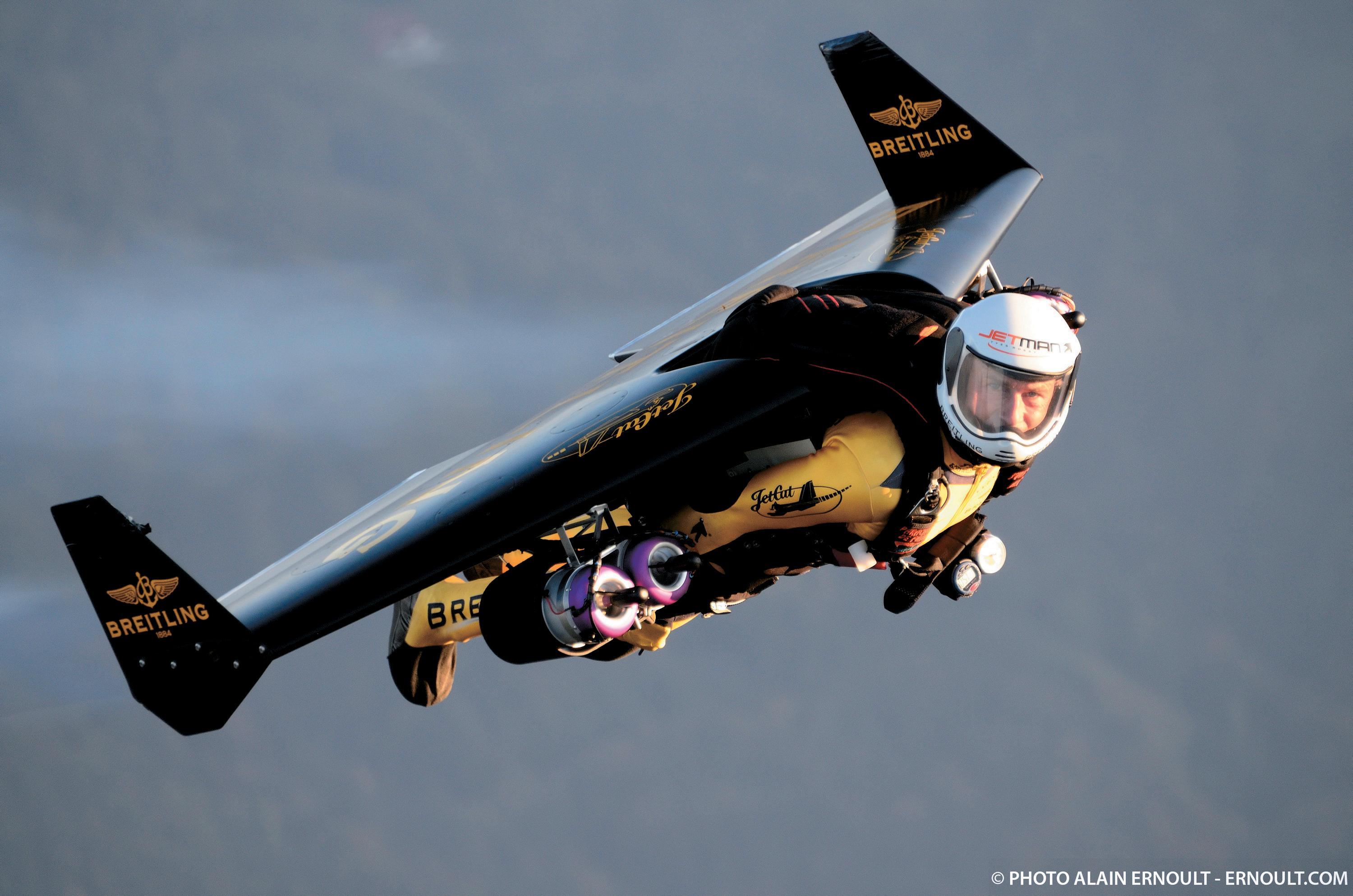 Jetman flies with the Breitling Jet Team. HD Wallpaper