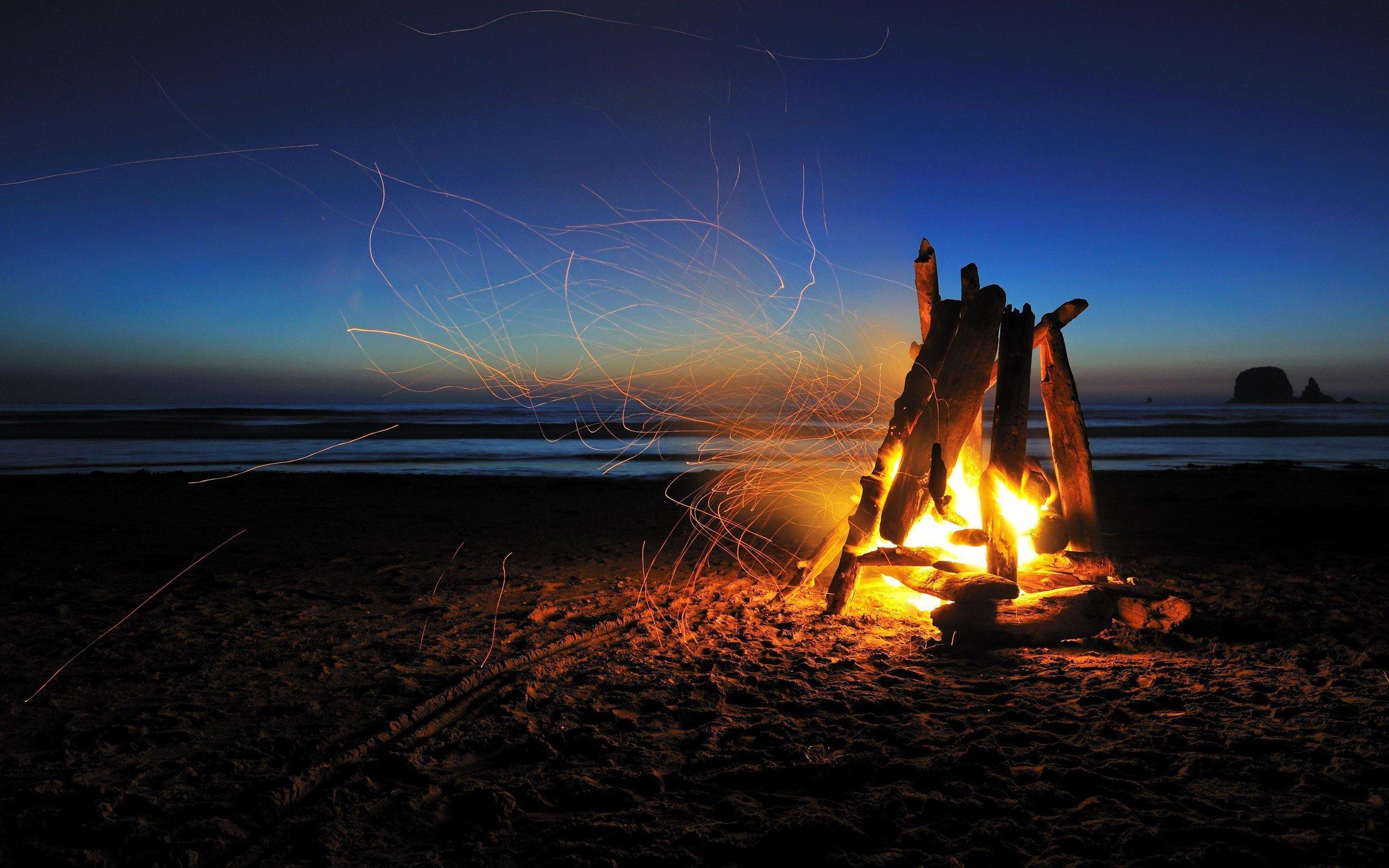 Driftwood Fire At Dusk HD wallpaper