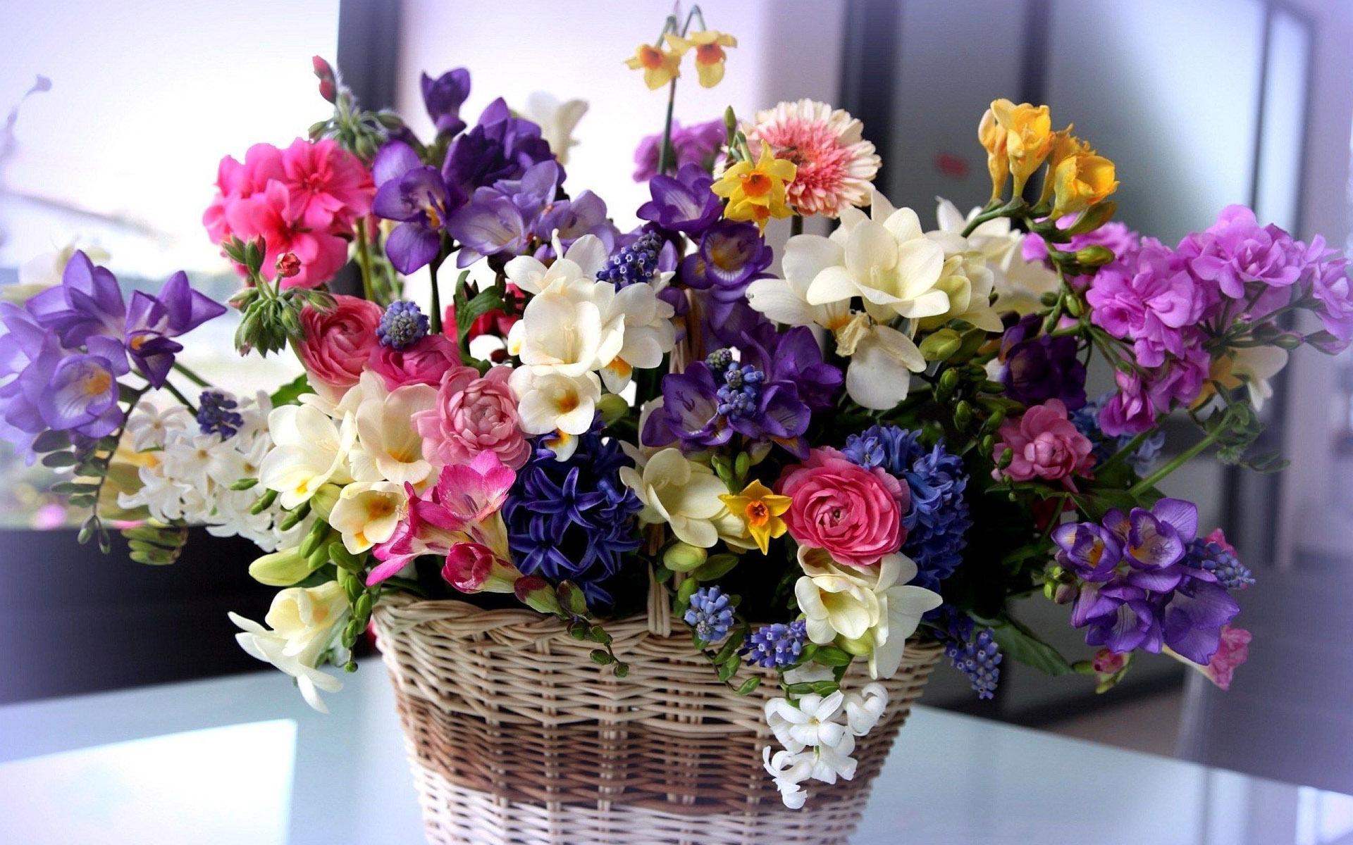 Flower basket on a table Wallpaper