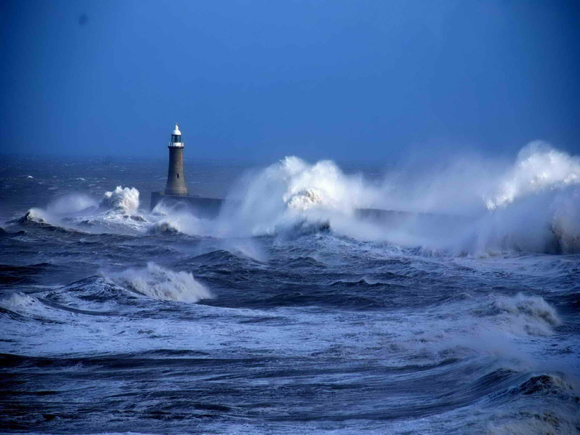 Lighthouses. Lighthouse picture, Waves