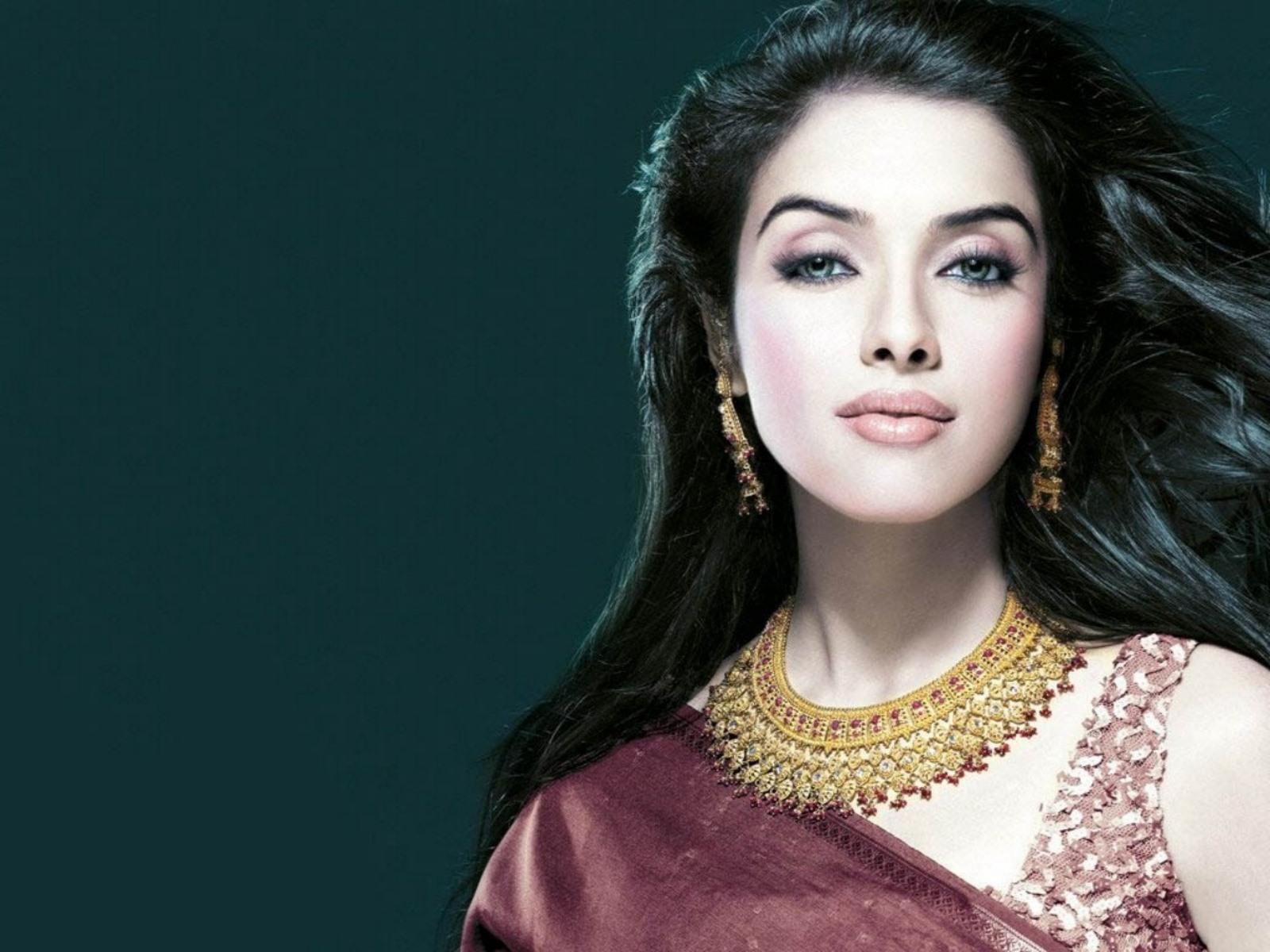 South Indian Actress HD Wallpaper 1366x image