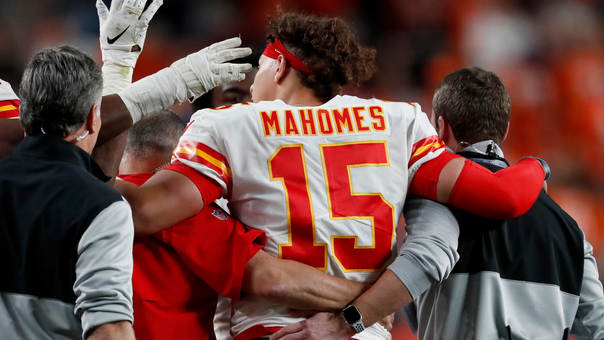 Patrick Mahomes hurts knee in Chiefs' win over Broncos