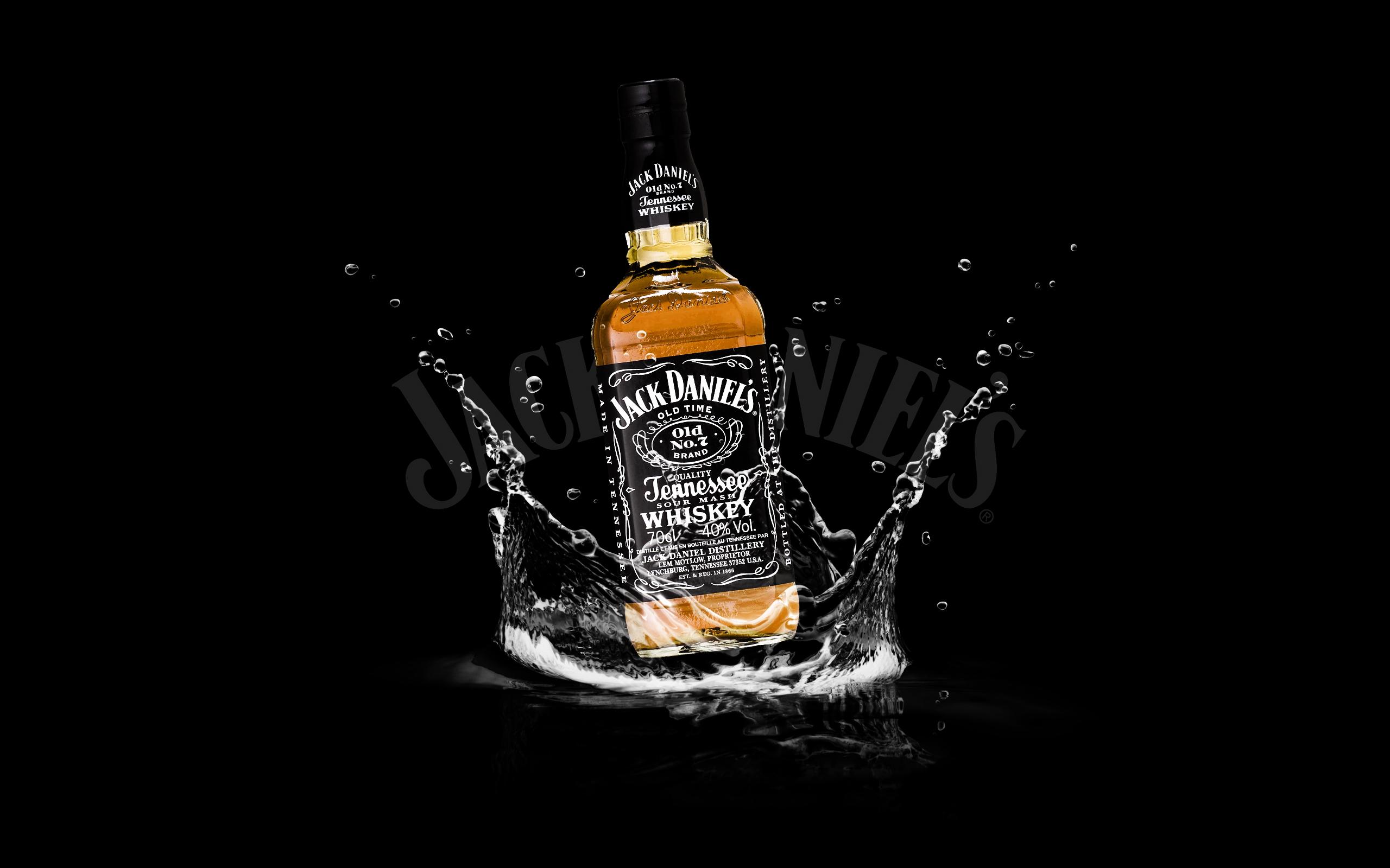 jack daniels на столе