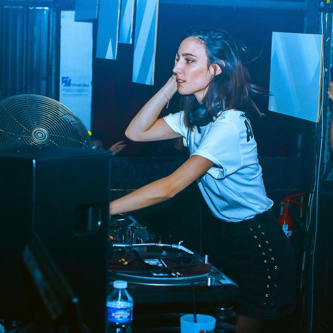 Amelie Lens looks like i'm on the phone and yes