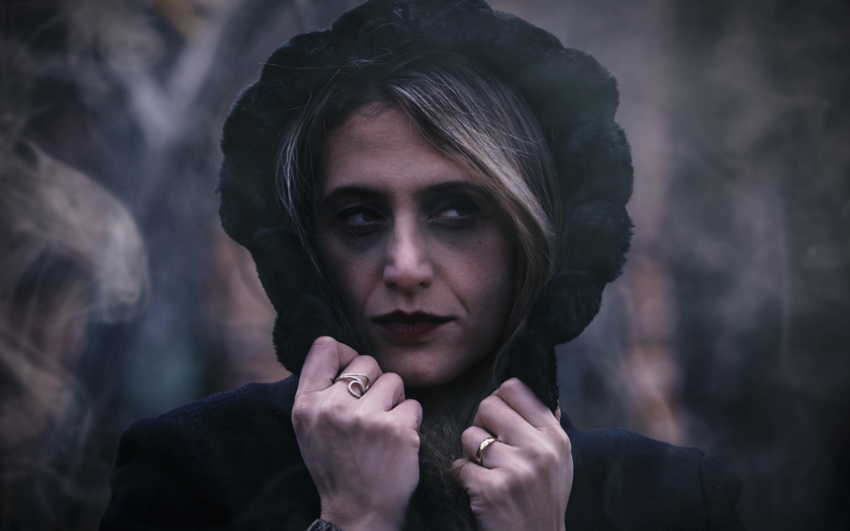 Download 2880x1800 Woman, Dark Makeup, Black Clothes, Hoodie