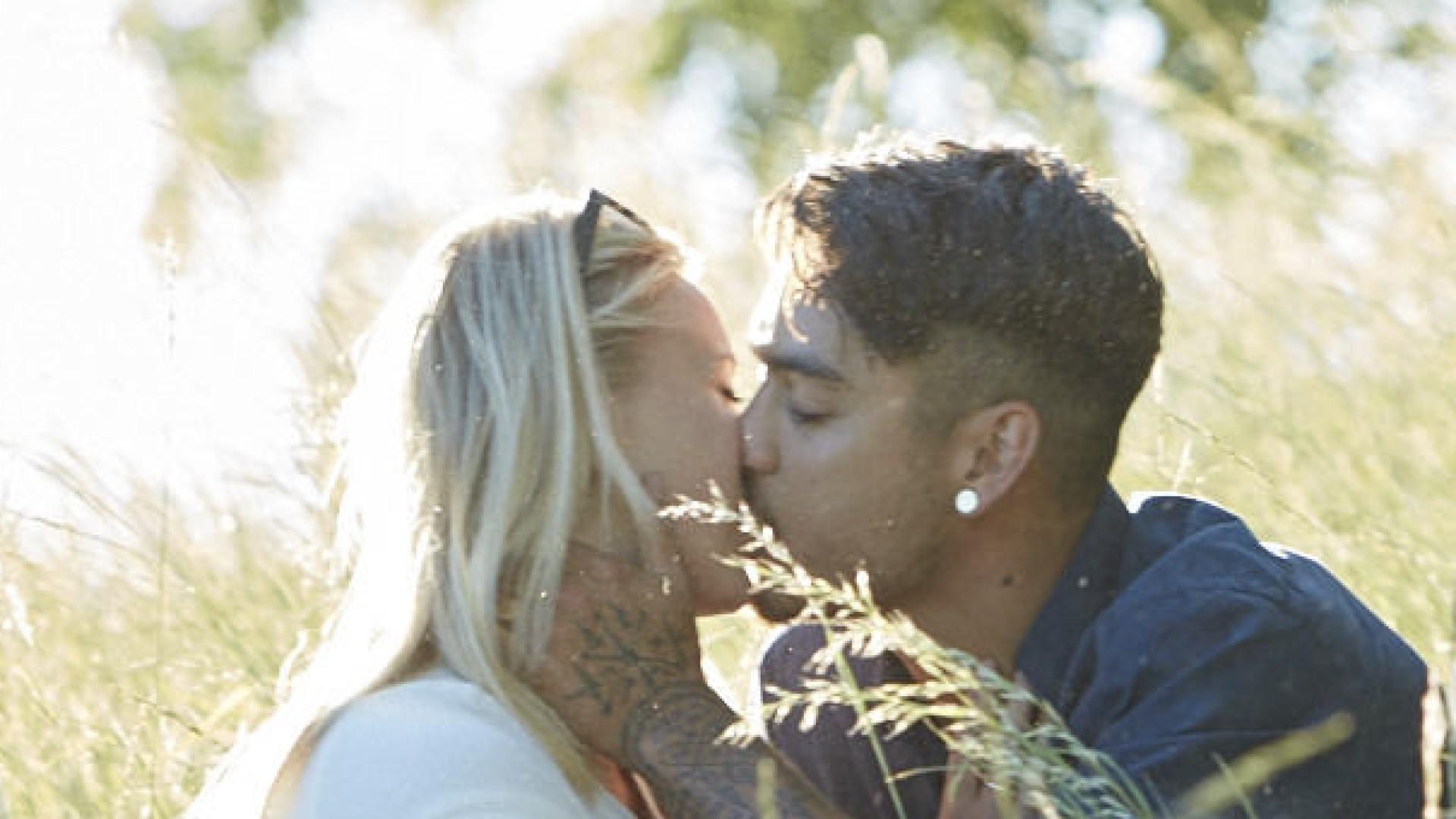 Skam -Josefine kaster klærne i kondomkampanje