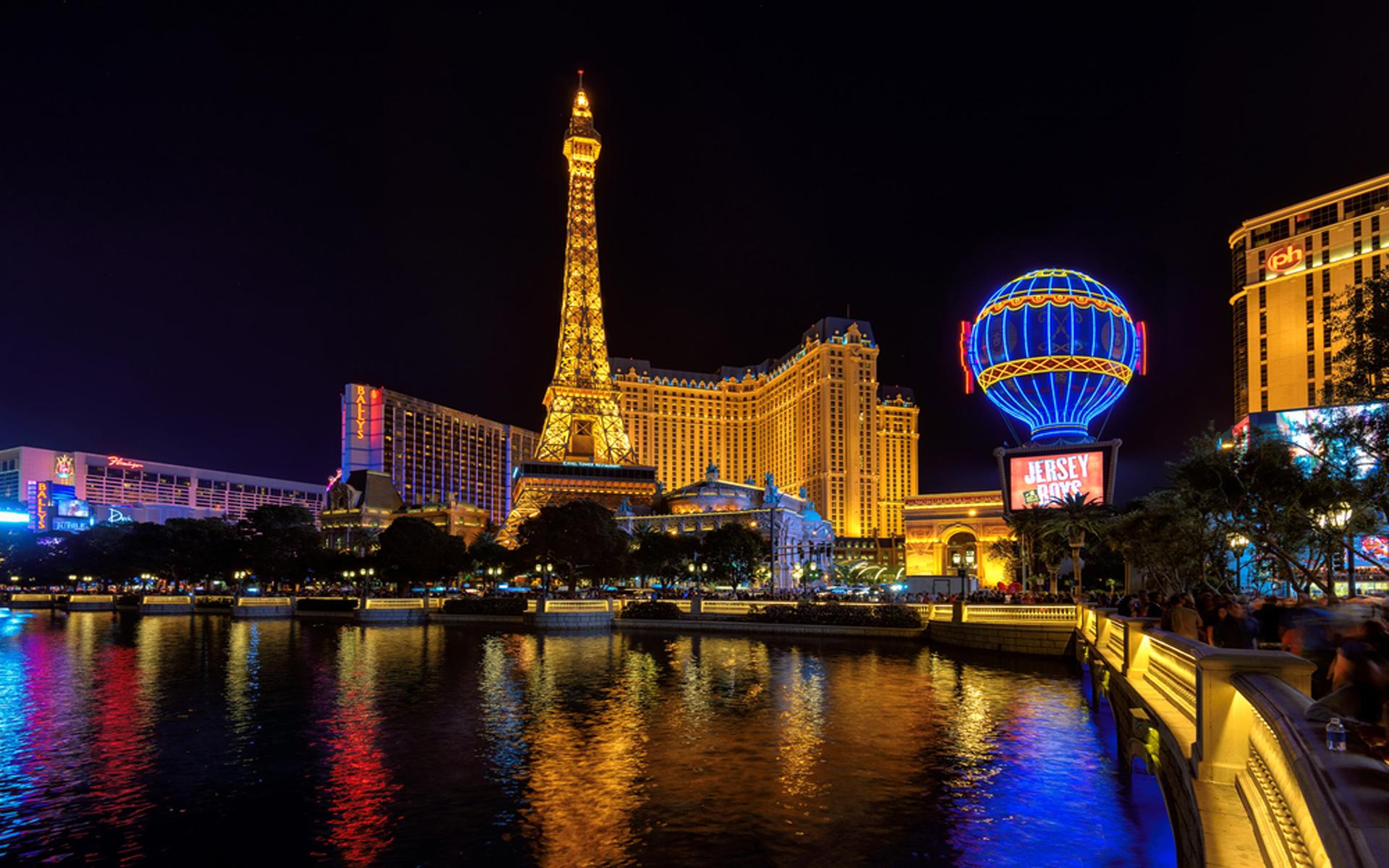 Hotel Paris And Eiffel Tower In Las Vegas, Nevada Desktop