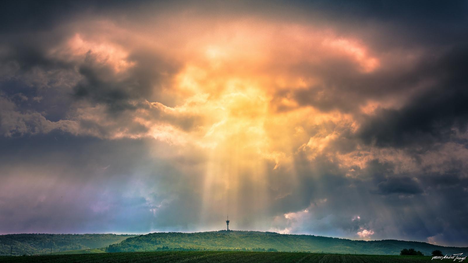 Heavenly Rays HD Wallpaper Breaking Through Clouds