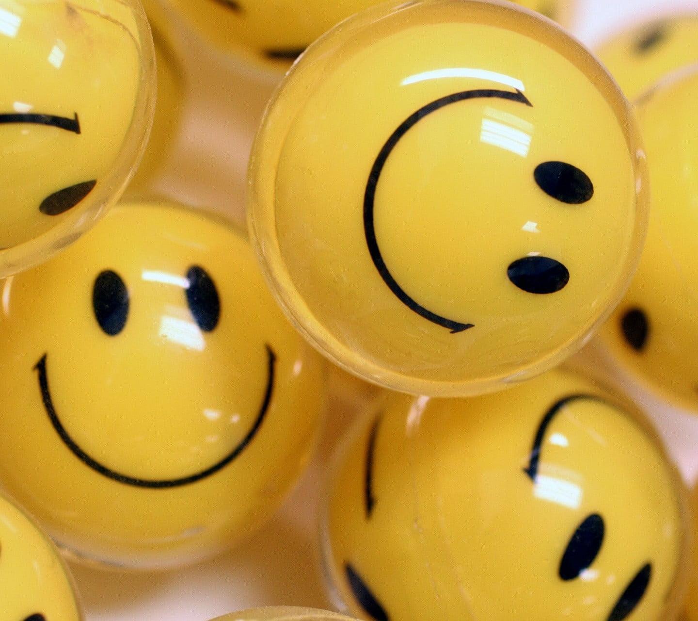 Smiley emoji ball lot, happy HD wallpaper