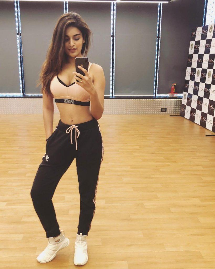 Nidhhi Agerwal Bio, Wiki, Affairs, Boy Friends, Facts BioWikiBlog