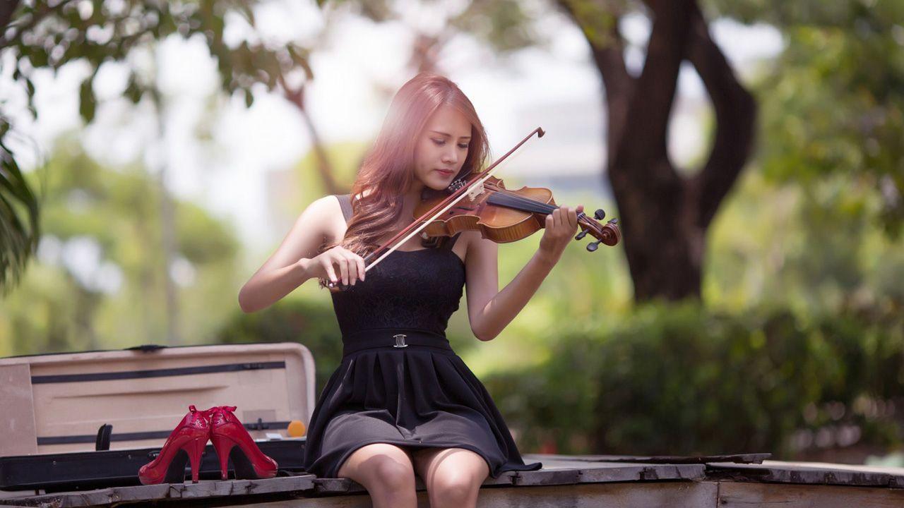 Violin. Girl playing violin, Violin