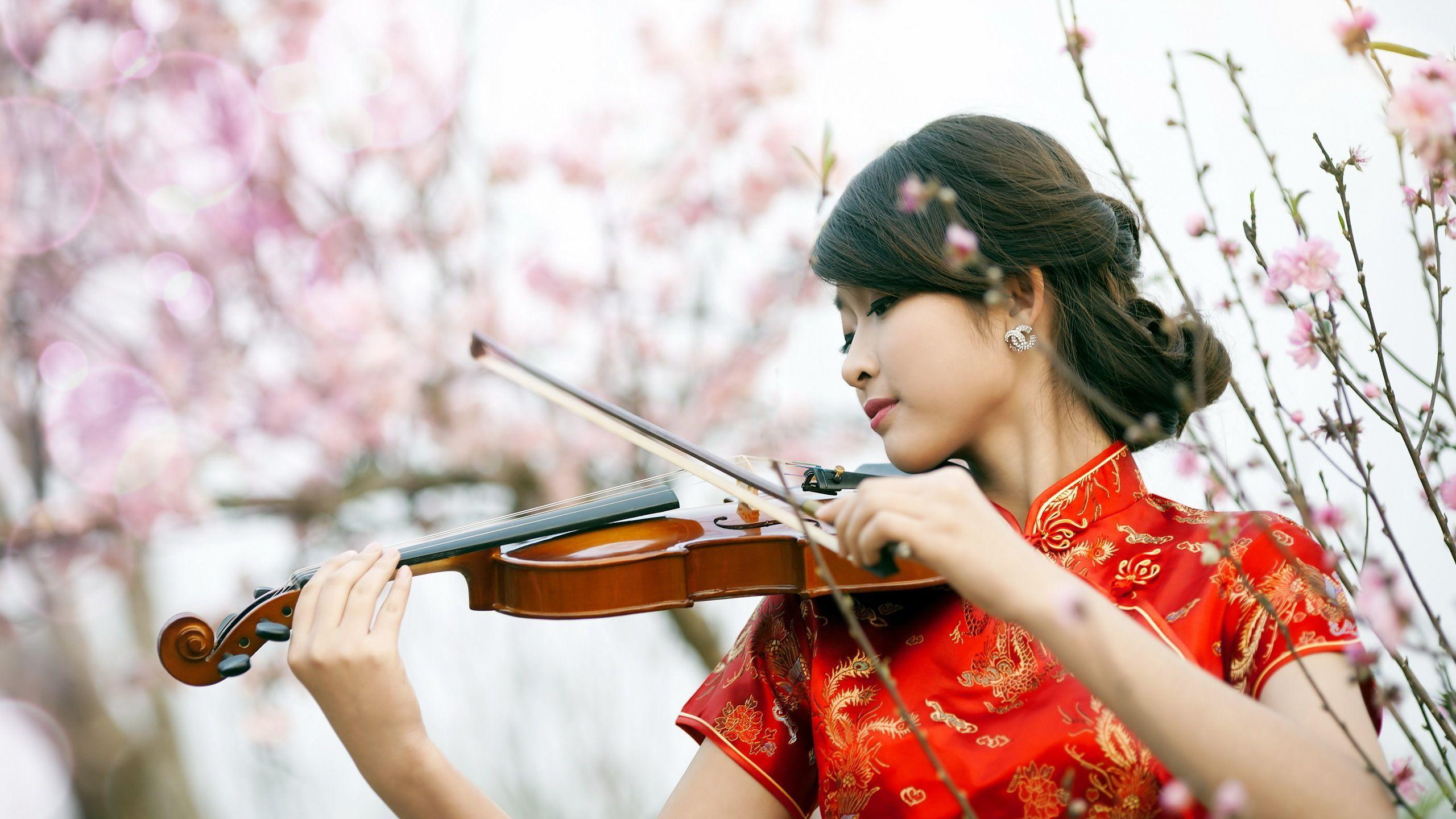 Woman playing the violin Wallpaper