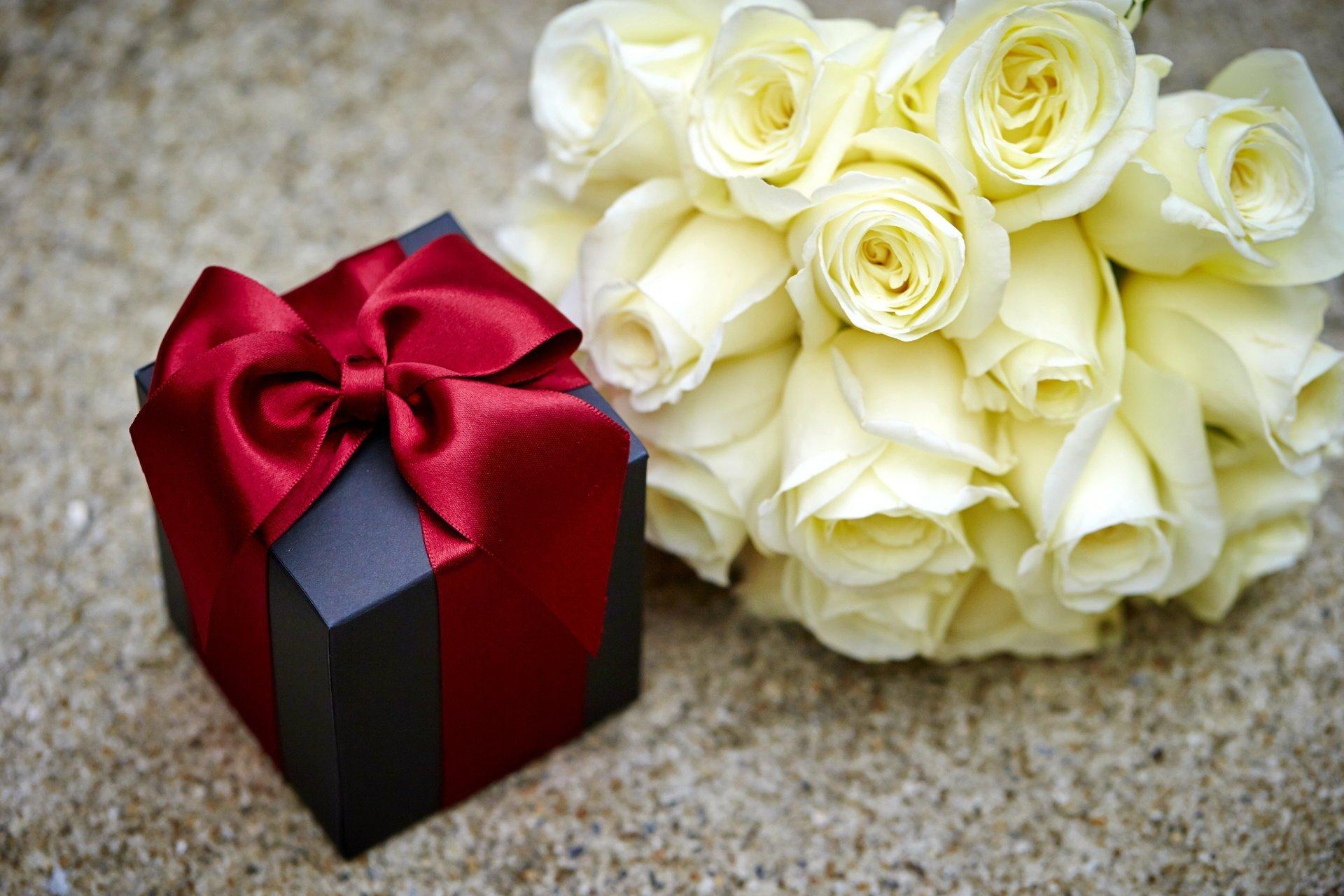 Valentine's Day Love Heart Romantic Roses Gift Flowers