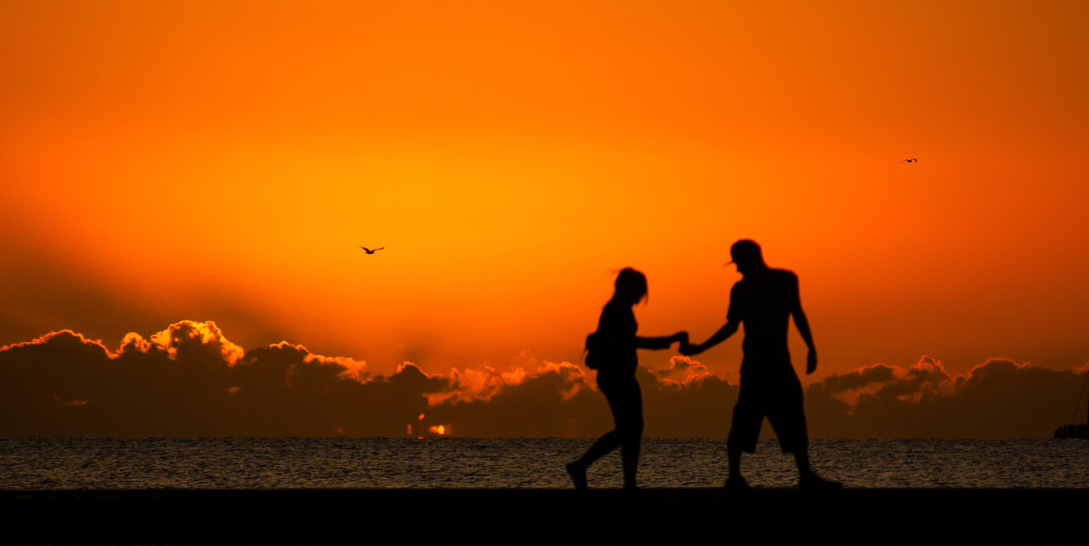 Couple on beach, sunset, p: 3481x1747