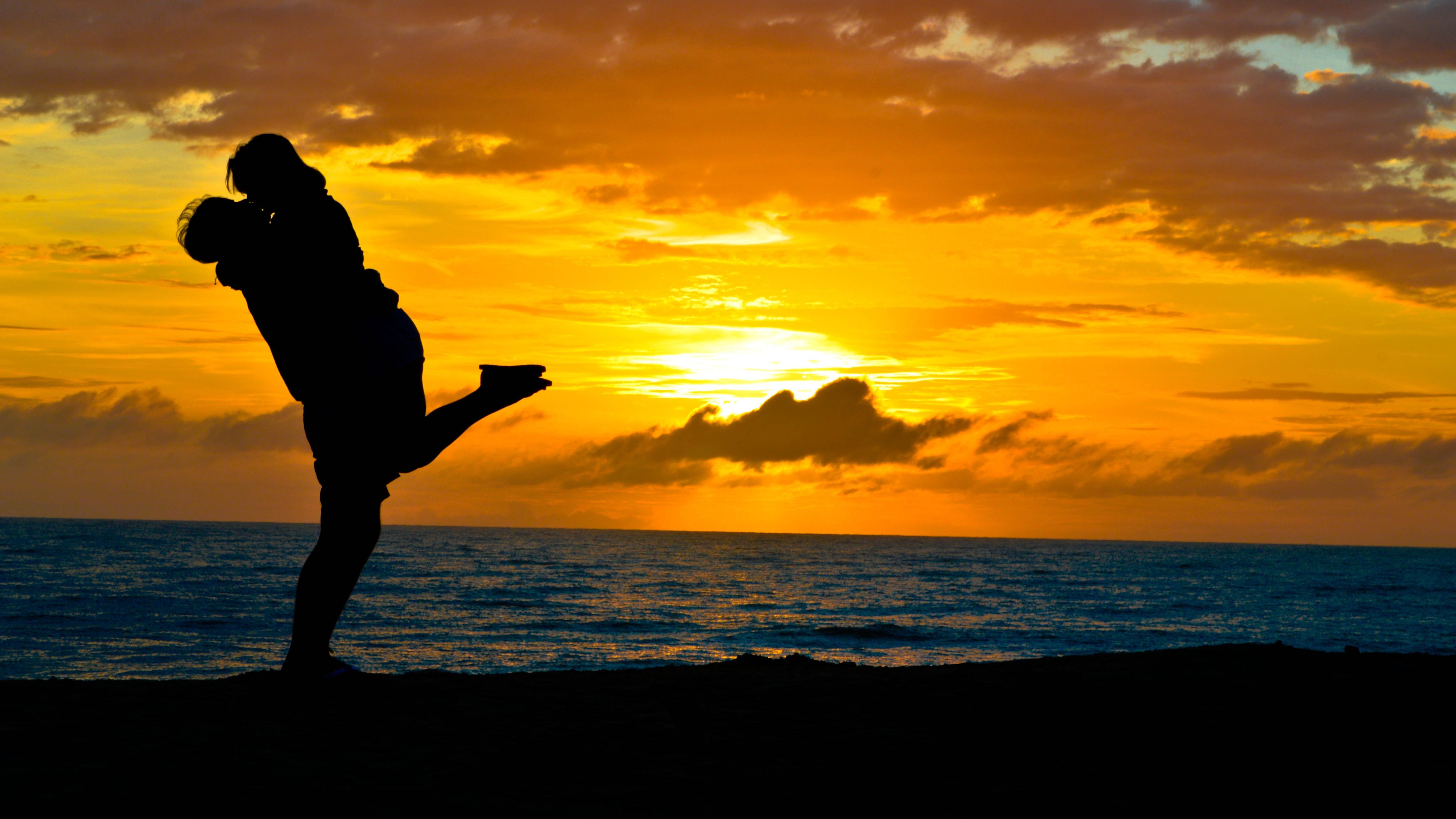 Beach Couple silhouette 5K Wallpaper